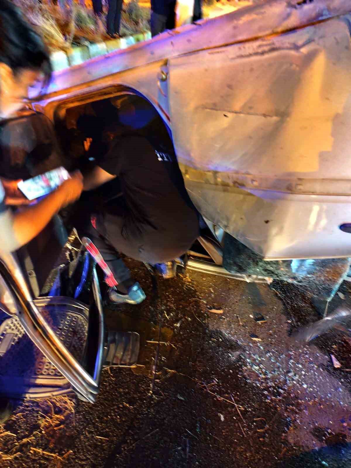 KONTROLDEN ÇIKAN OTOMOBİL TAKLA ATTI: 4 YARALI