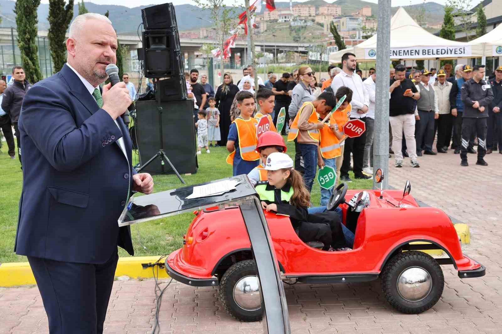 ASARLIK TRAFİK EĞİTİM PARKURU’NDA HER GÜN 50 ÇOCUK KURALLARI ÖĞRENİYOR