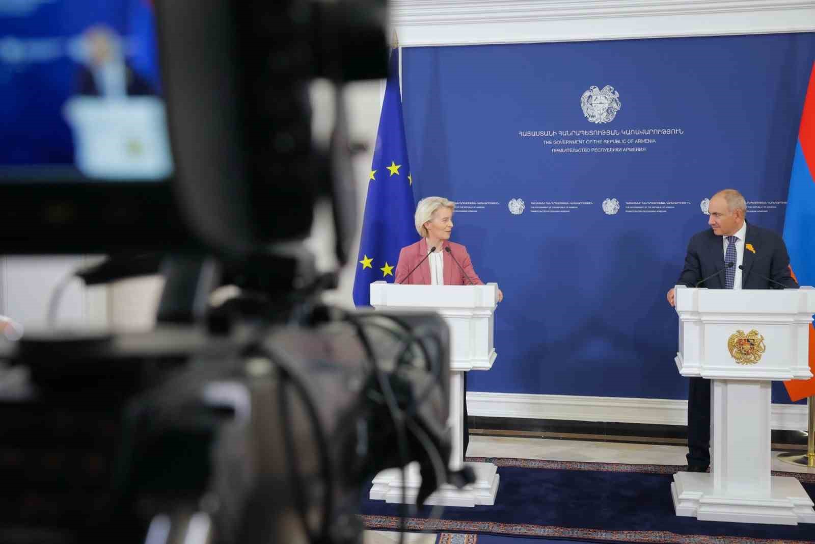 AVRUPA KOMİSYONU BAŞKANI LEYEN, PAŞİNYAN İLE GÖRÜŞTÜ