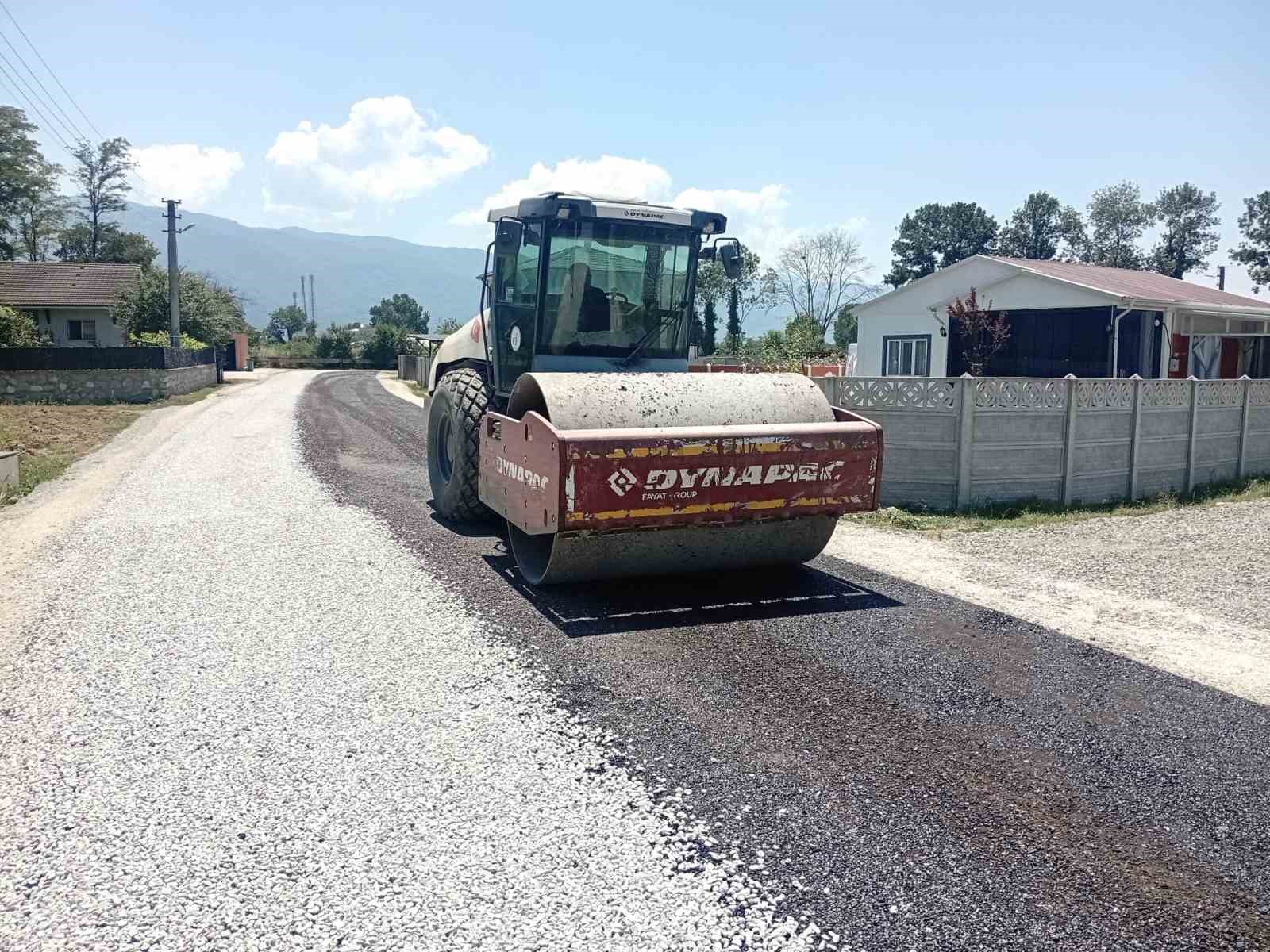 DÜZCE’DE KÖYLERDE SATHİ KAPLAMA ÇALIŞMALARI TAMAMLANIYOR