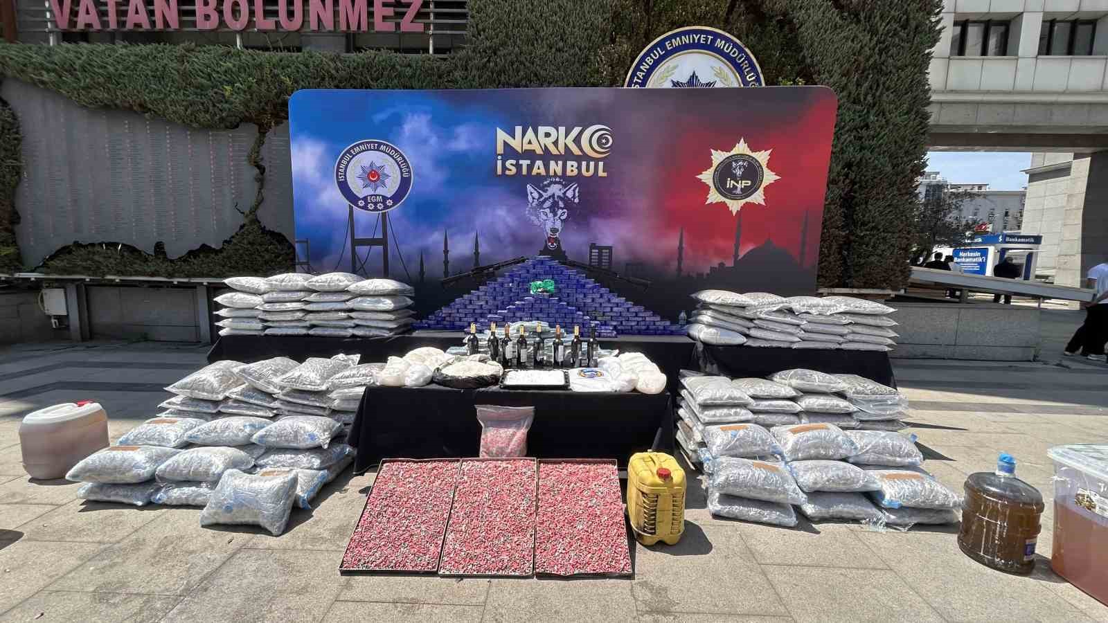 İSTANBUL’DA SON İKİ HAFTADA 80 TORBACI YAKALANDI, ELE GEÇİRİLEN 1 TON UYUŞTURUCU EMNİYETTE SERGİLENDİ