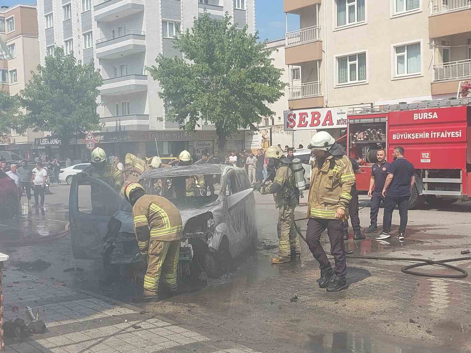 ÇAKMAK YÜKLÜ ARAÇ ALEV ALEV YANDI