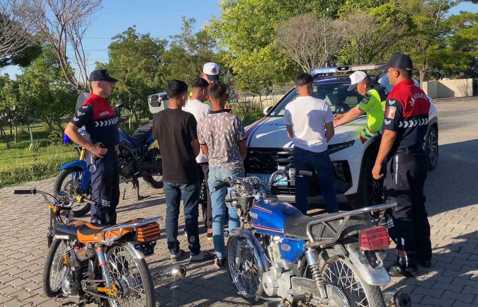 MOTOSİKLETLİ TRAFİK CANAVARLARI JANDARMADAN KAÇAMADI