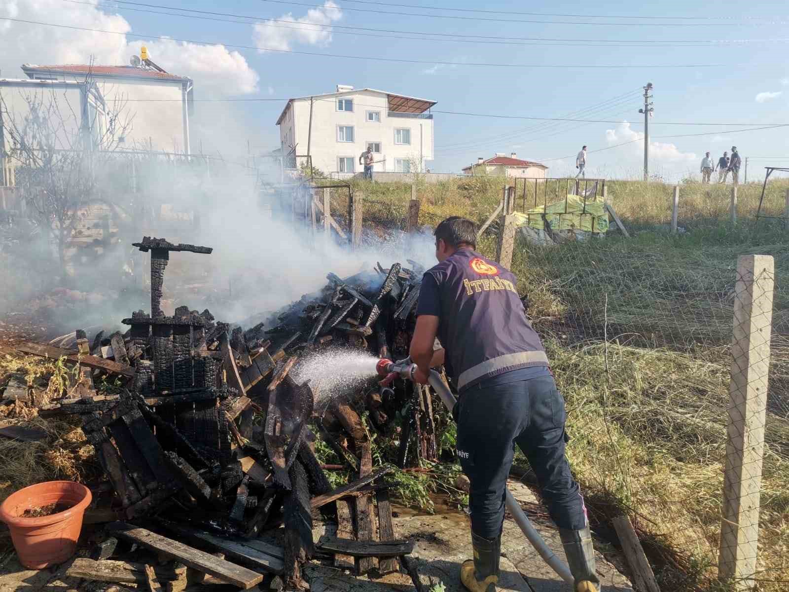 ARAZİDEKİ ODUNLARIN TUTUŞMASI SONUCU YANGIN ÇIKTI