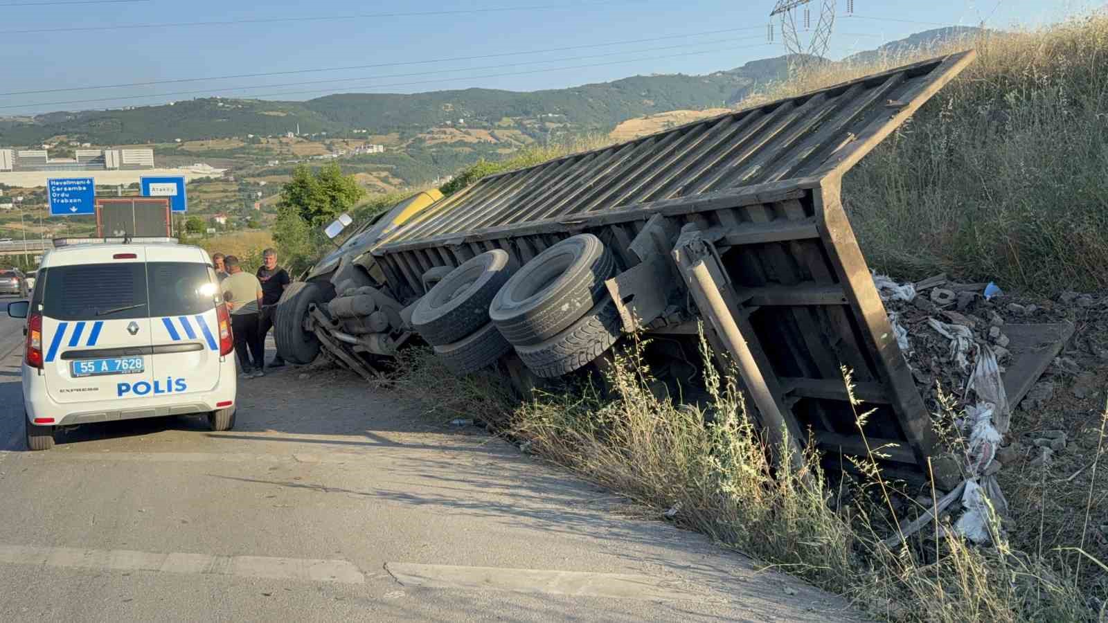 HURDA YÜKLÜ KAMYONUN FRENİ PATLADI, SÜRÜCÜ FACİAYI ÖNLEDİ