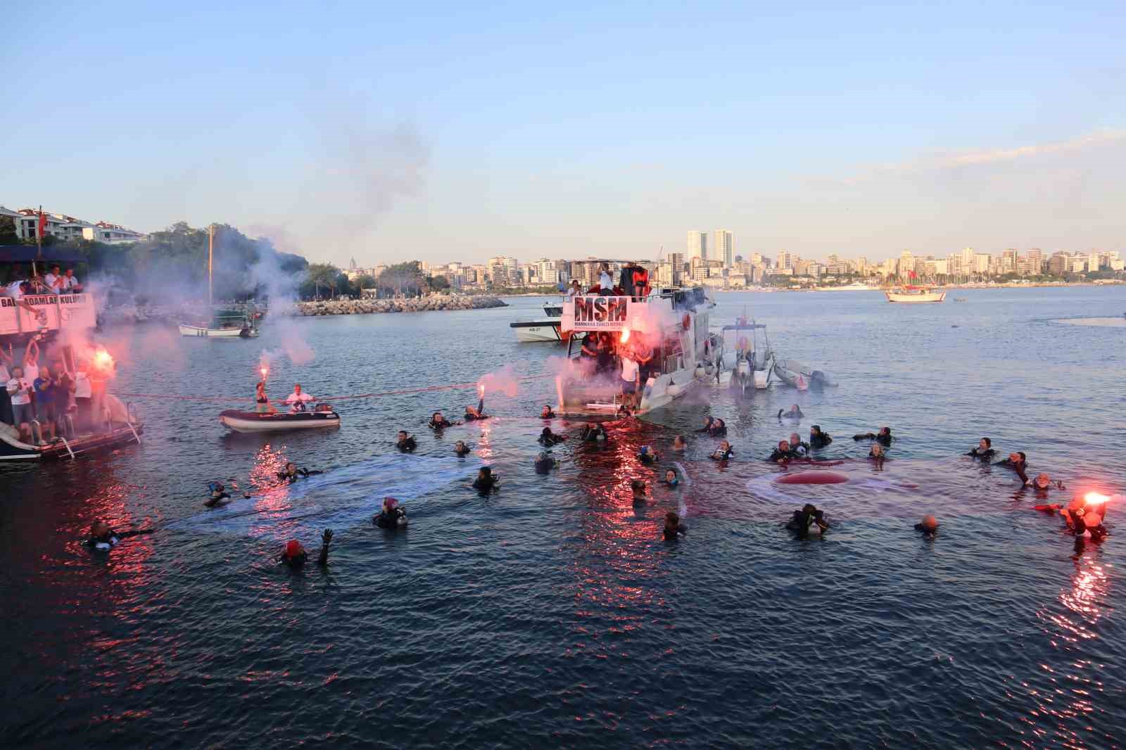 MODA İSKELESİ’NDE TARİHİ KUTLAMA: KABOTAJ BAYRAMI İÇİN 100 NOKTADA AYNI ANDA DALDILAR