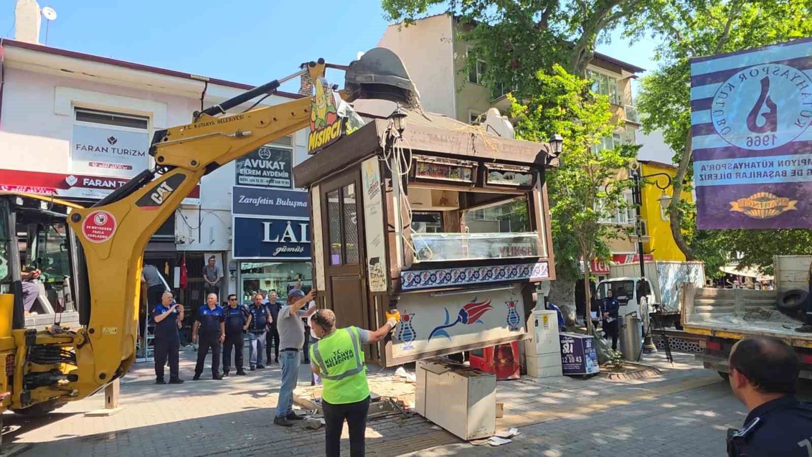 KÜTAHYA’DA BÜFE KRİZİ: ESNAF KENDİNİ ÇATIYA ZİNCİRLEDİ, POLİS VE ZABITA EŞLİĞİNDE BÜFELER KALDIRILDI