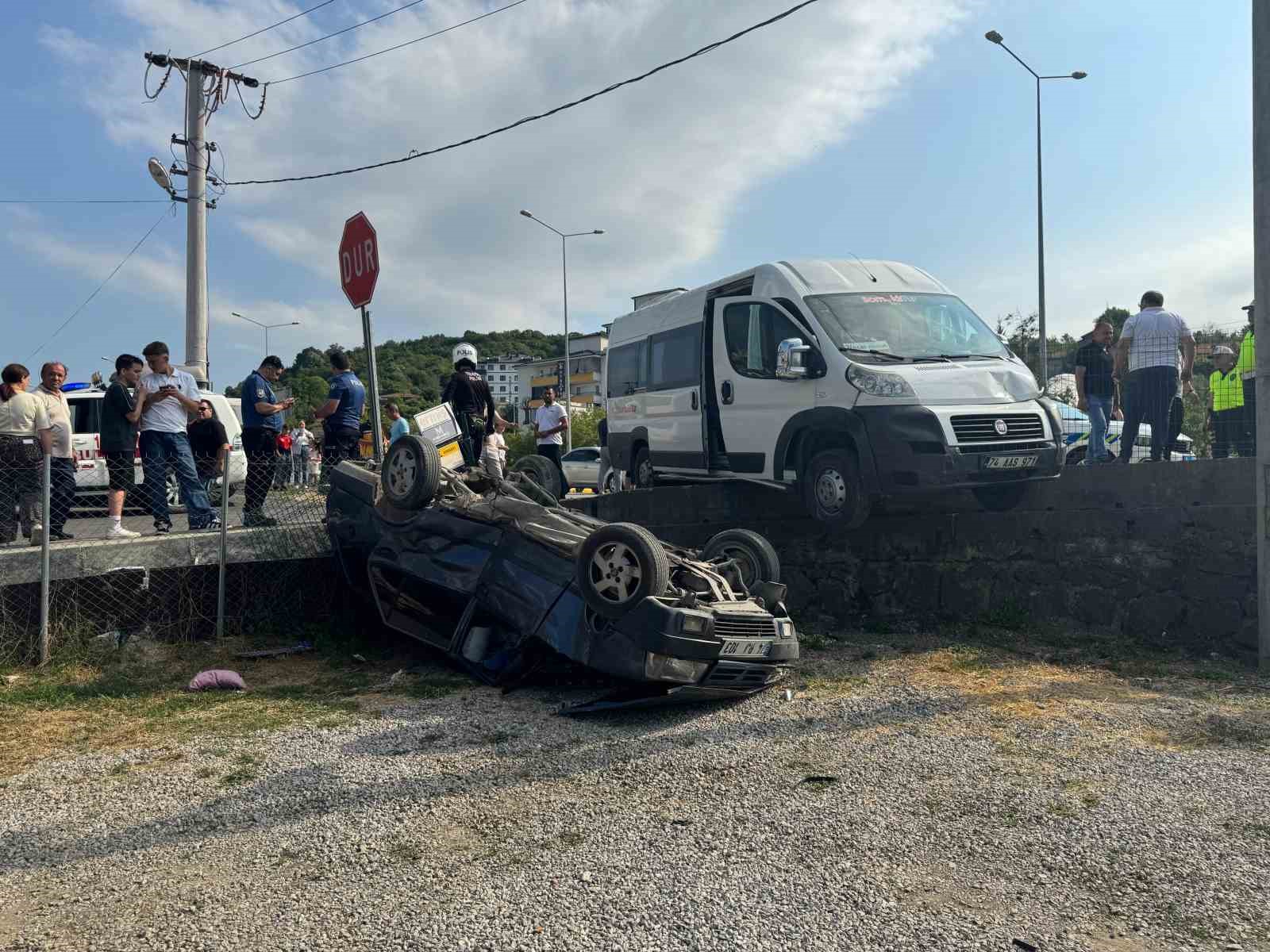 İŞÇİ SERVİSİYLE ÇARPIŞAN OTOMOBİL BAHÇEYE UÇTU: 3 YARALI