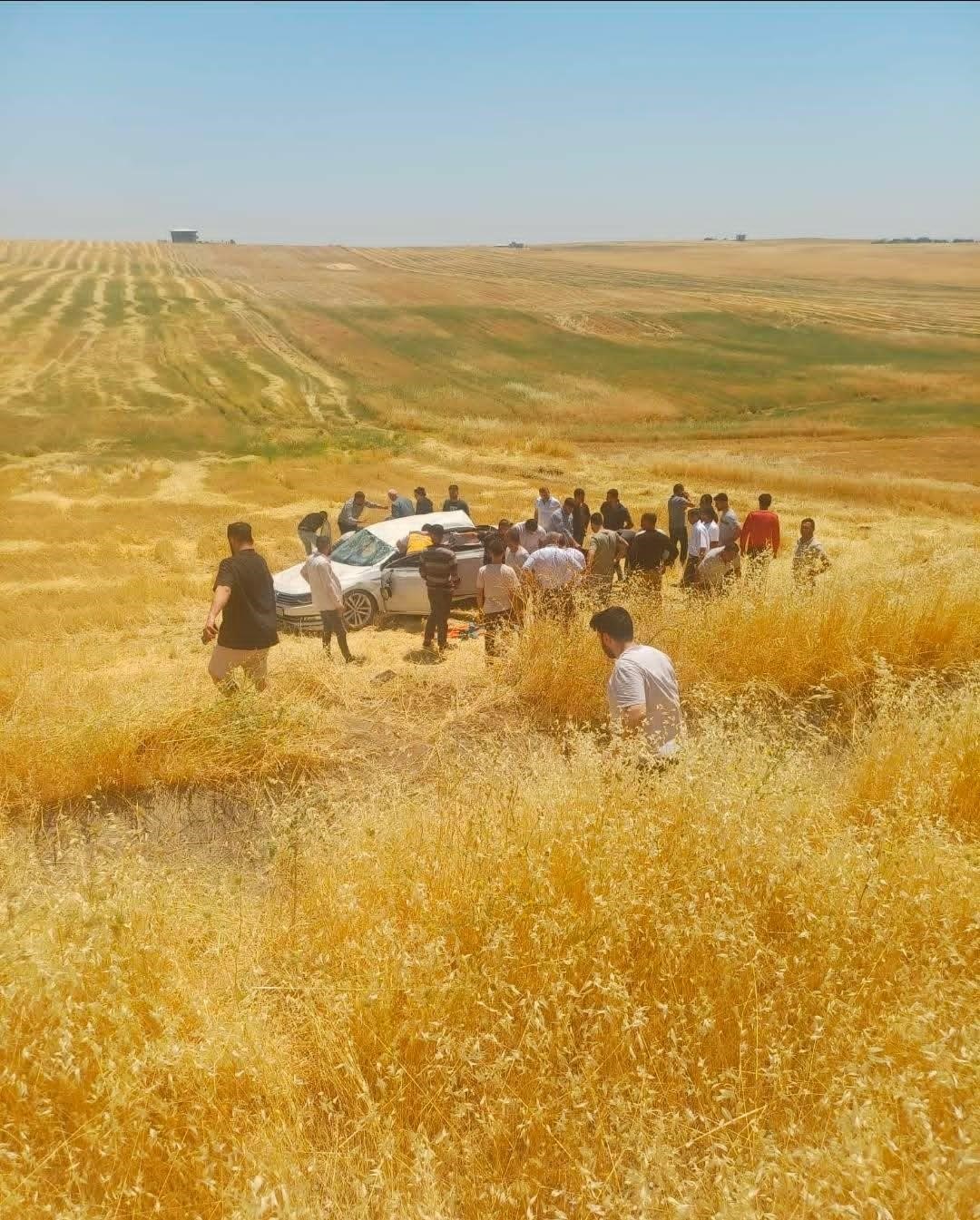 DİYARBAKIR’DA OTOMOBİL TARLAYA YUVARLANDI: 5 YARALI