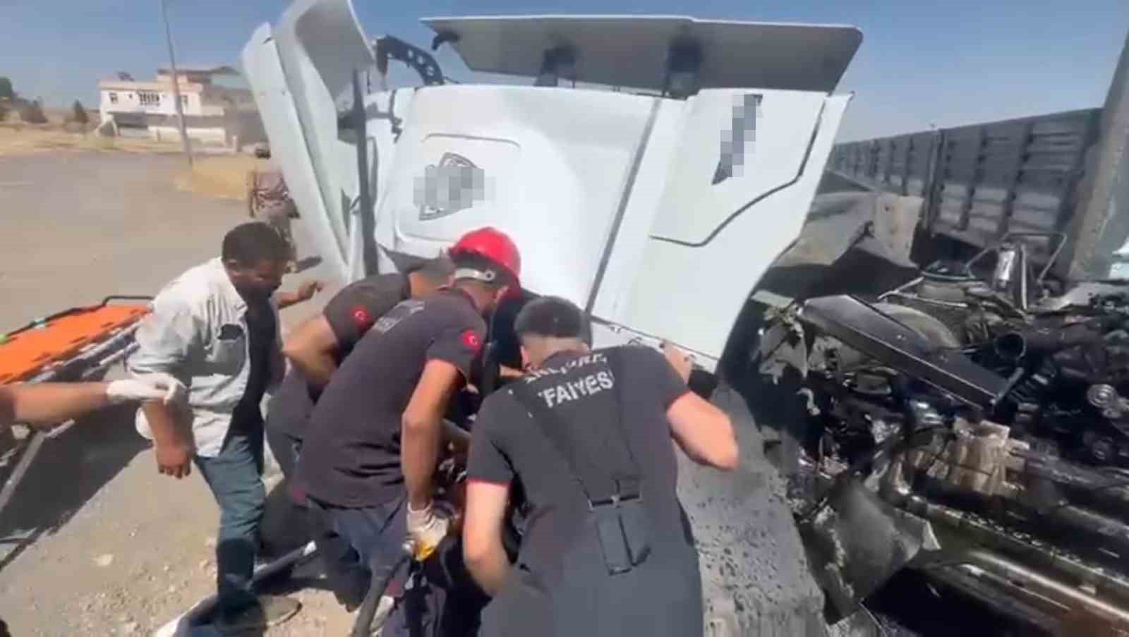 ŞANLIURFA’DA TIR KAMYONLA ÇARPIŞTI: 1 ÖLÜ, 1 YARALI
