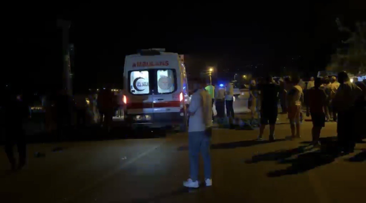 OSMANİYE’DE OTOMOBİL MOTOSİKLETLE ÇARPIŞTI: 1 YARALI