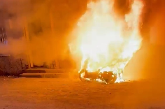 KULU’DA PEŞ PEŞE İKİ YANGIN: ÖNCE OTLAR, SONRA ELEKTRİKLİ MOTOSİKLET YANDI
