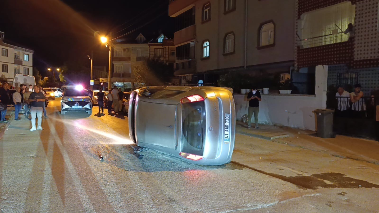 PARK HALİNDEKİ OTOMOBİLE ÇARPIP YAN YATTI, SÜRÜCÜSÜ OLAY YERİNDEN KAÇTI