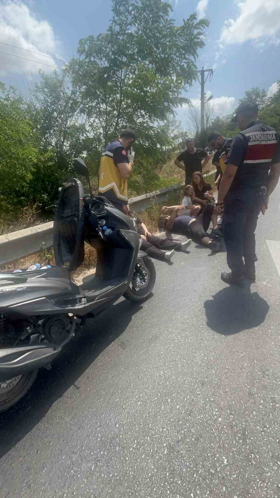 TEKİRDAĞ’DA DEVRİLEN MOTOSİKLETTEKİ 3 KİŞİ YARALANDI