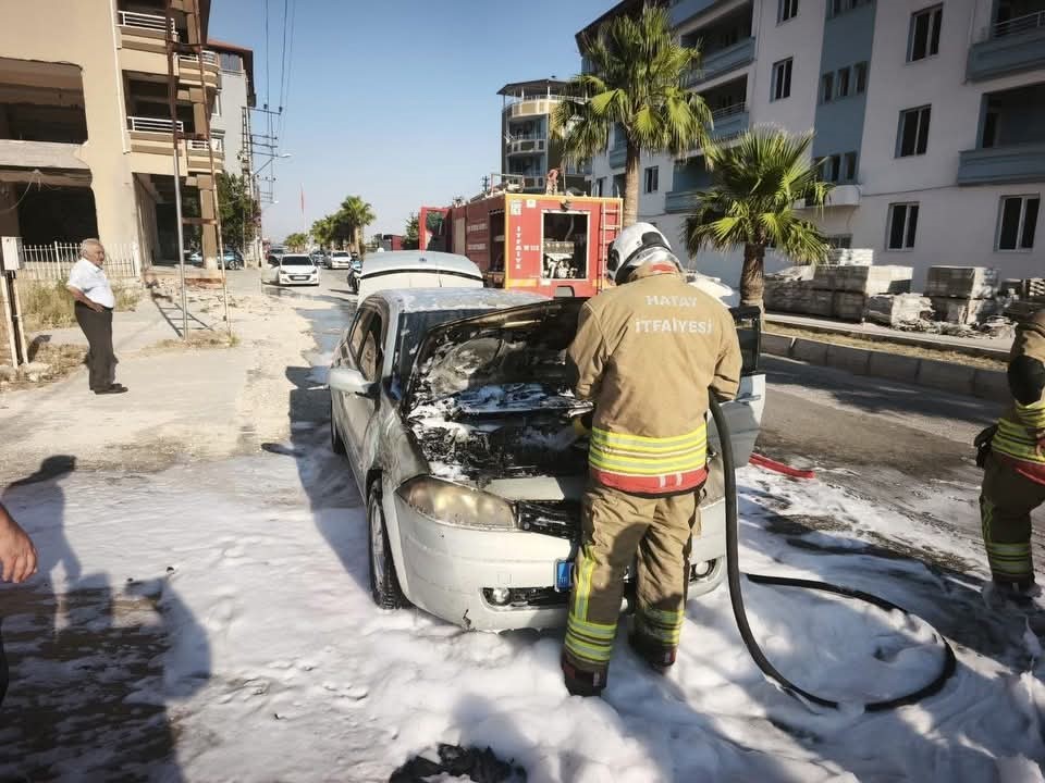ANTAKYA’DA ARACIN MOTORUNDAN ALEVLER YÜKSELDİ