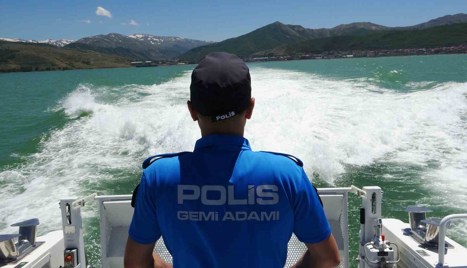 VAN GÖLÜ’NDE KAÇAK AVCILIĞA DENİZ POLİSİNDEN GEÇİT YOK