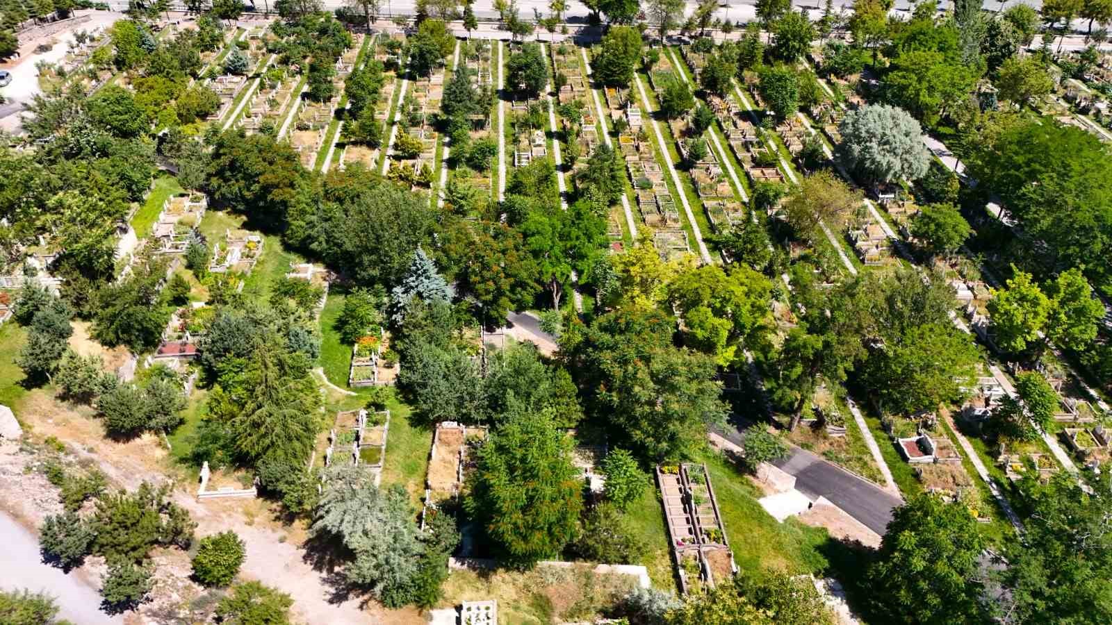 BÜYÜKŞEHİRDEN ASRİ MEZARLIKTA TEMİZLİK ÇALIŞMASI