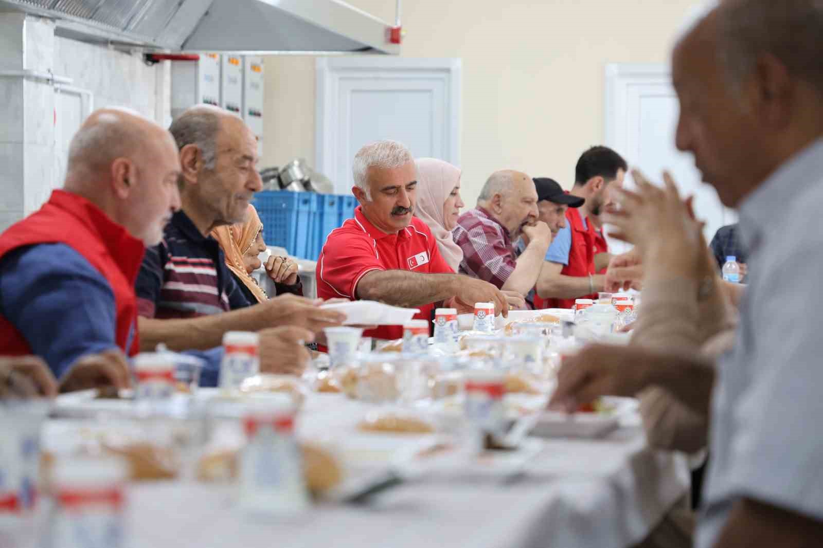 TÜRK KIZILAY’DAN HUZUREVİ SAKİNLERİNE ANLAMLI AĞIRLAMA
