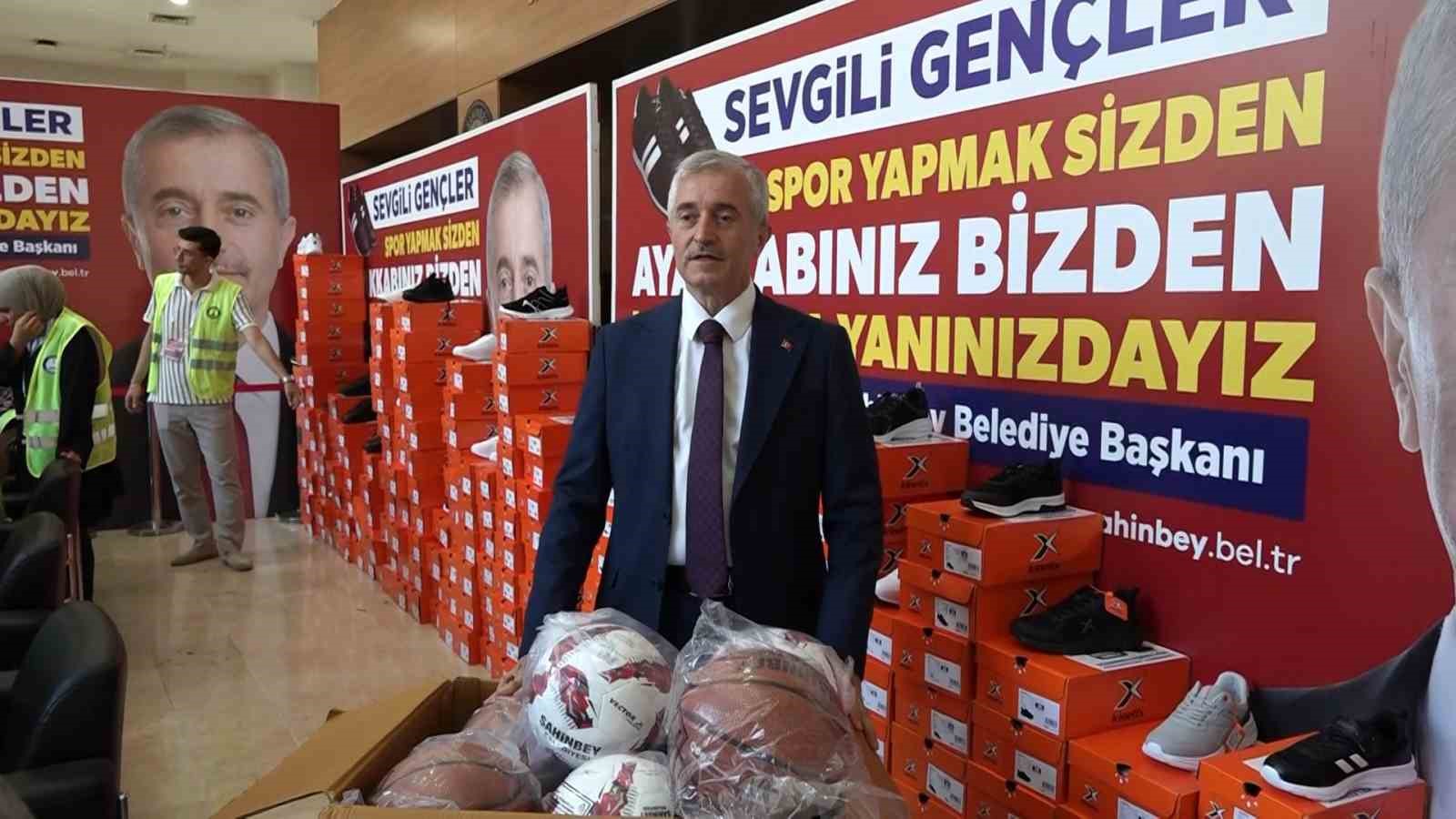 ŞAHİNBEY’DE ÖĞRENCİLERE SPOR AYAKKABI DAĞITMA GELENEĞİ DEVAM EDİYOR