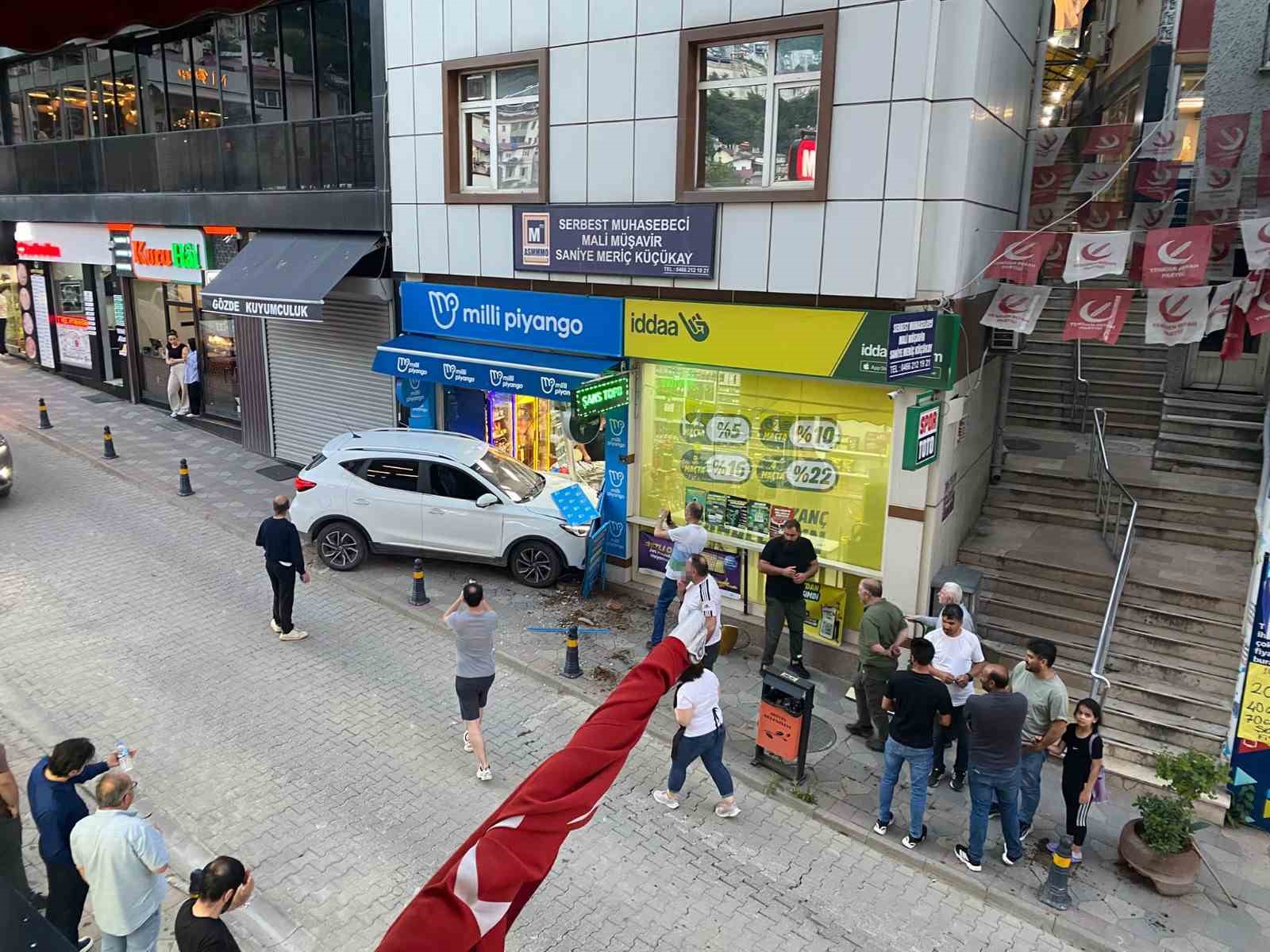 KONTROLDEN ÇIKAN OTOMOBİL İŞ YERİNE DALDI, FACİANIN EŞİĞİNDEN DÖNÜLDÜ