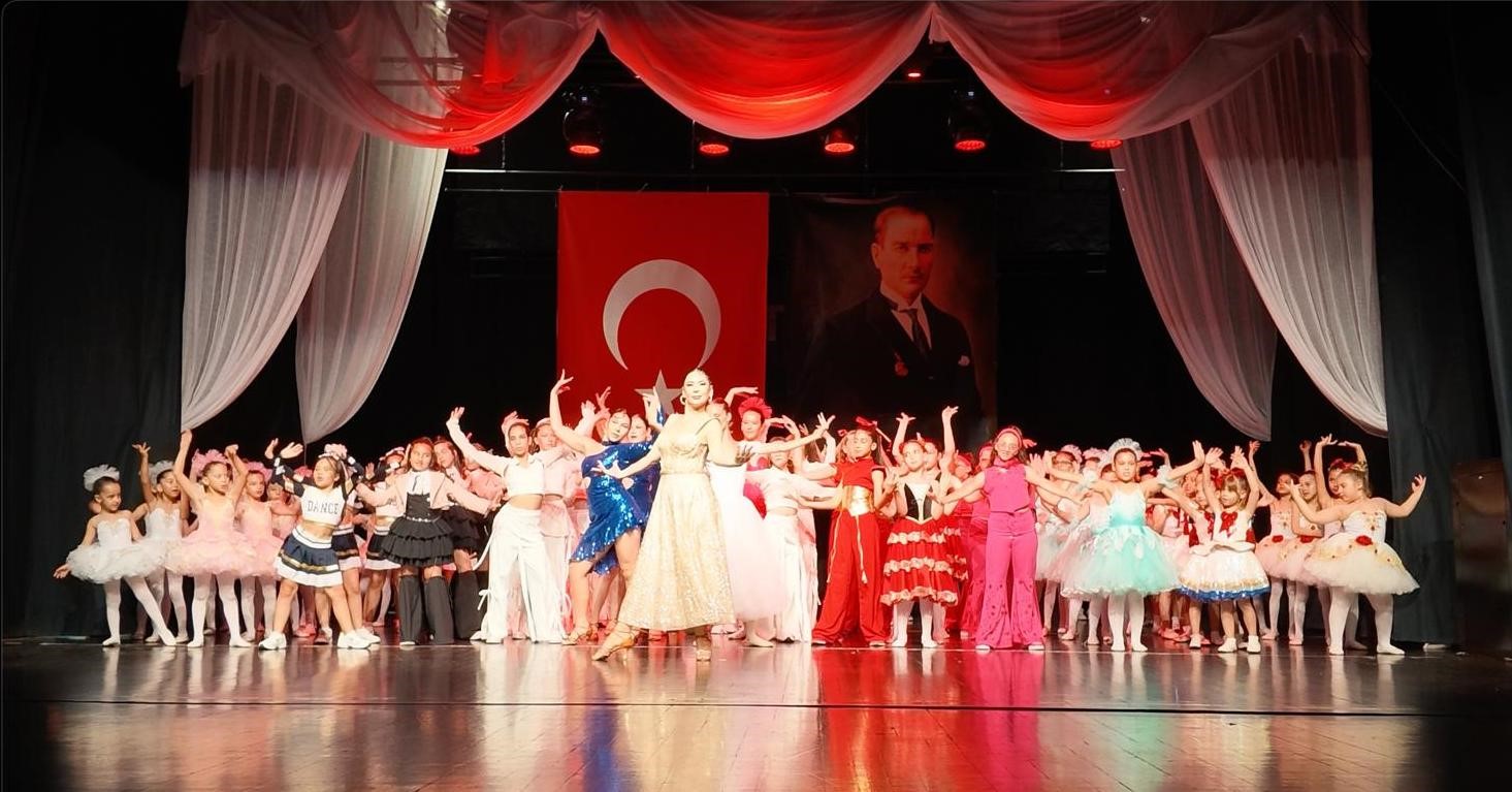 AYLAR SÜREN EMEK SAHNEDE ALKIŞ ALDI