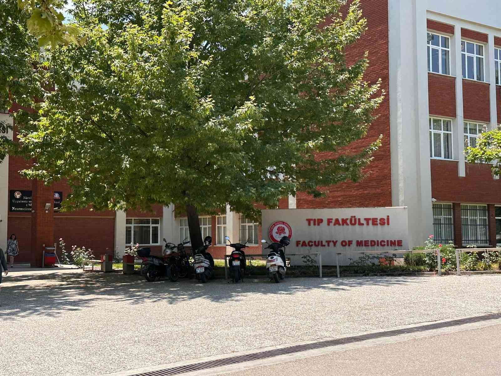 SDÜ TIP FAKÜLTESİ’NDE SORULAR RÜŞVET KARŞILIĞINDA SIZDIRILDIĞI İDDİASI SINAV İPTAL ETTİRDİ