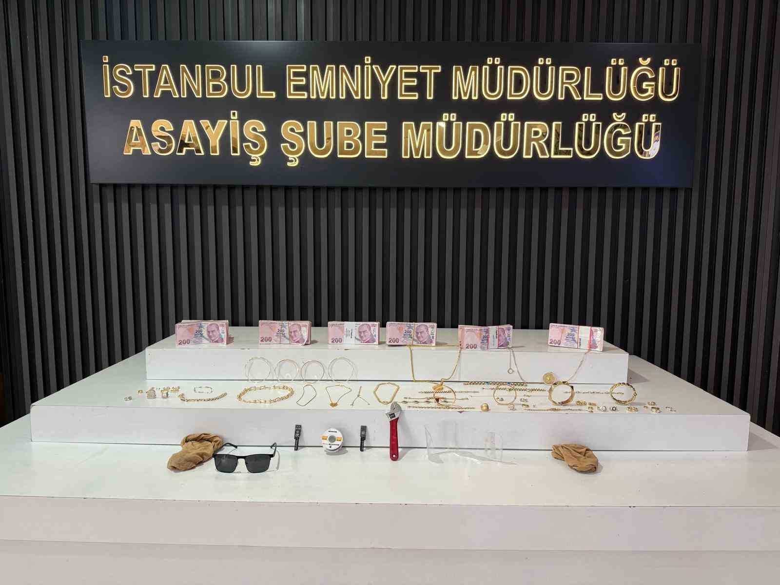 İSTANBUL’DA SUÇ MAKİNESİ KADINLARIN ÜZERİNDEN 1 MİLYONLUK ZİYNET EŞYASI ÇIKTI, TAKSİDE YAKALANDILAR