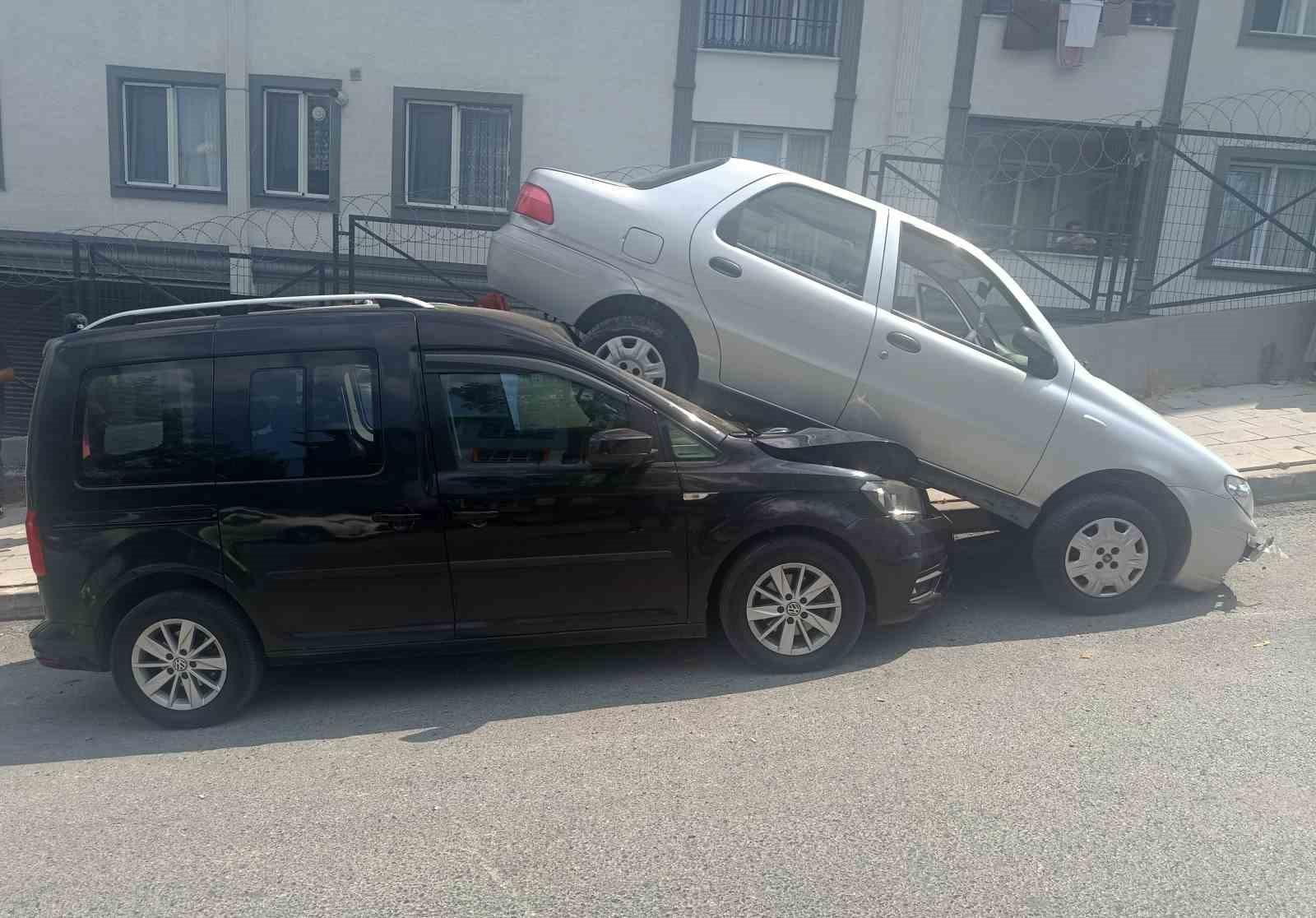 KÜÇÜKÇEKMECE’DE AKILALMAZ KAZA: DİK RAMPAYI ÇIKMAYA ÇALIŞIRKEN KAYAN OTOMOBİL HAFİF TİCARİ ARACIN ÜZERİNE ÇIKTI