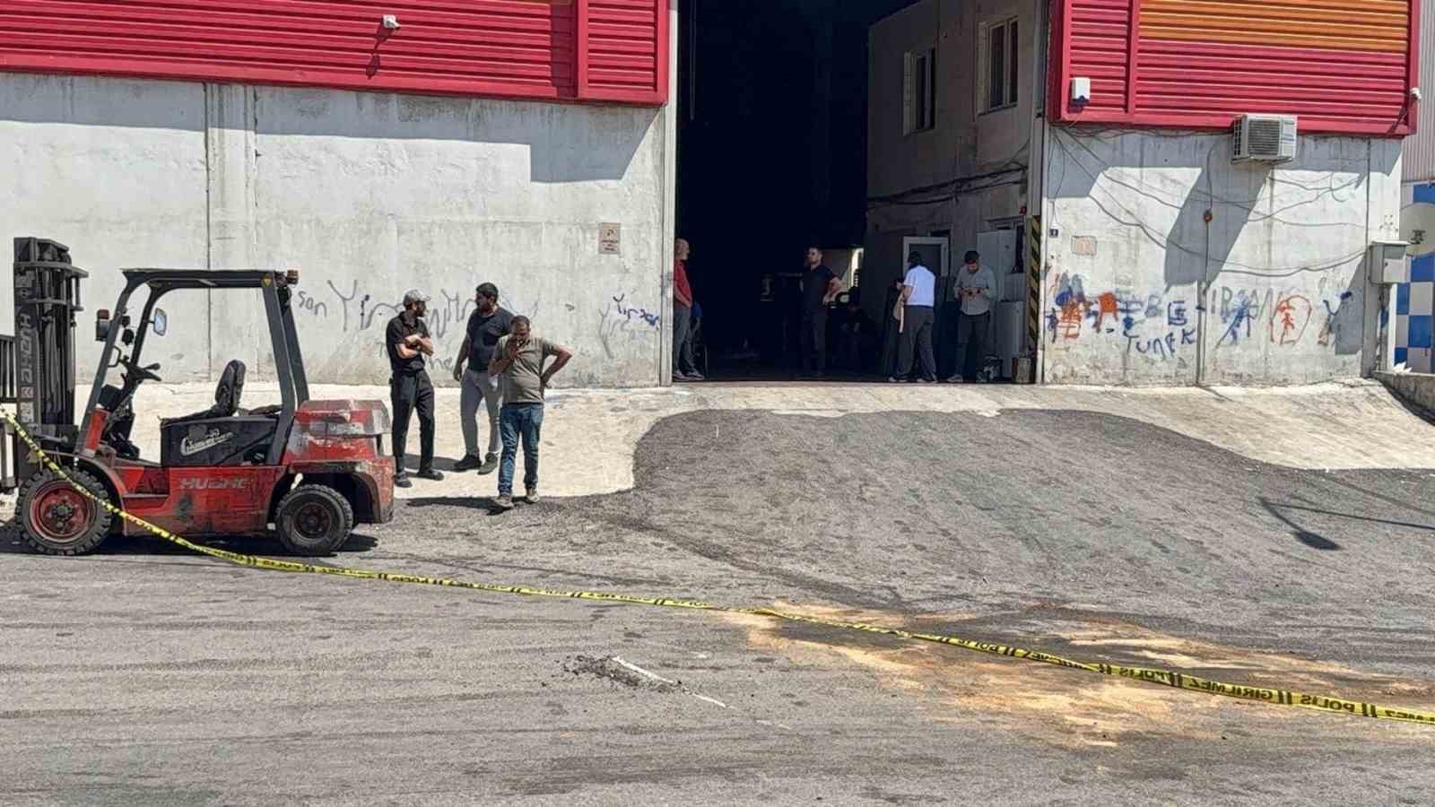 GAZİANTEP’TE ÜZERİNE FORKLİFT DEVRİLEN GENÇ İŞÇİ HAYATINI KAYBETTİ