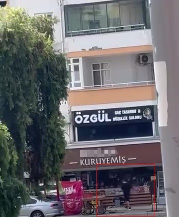 İÇKİ İÇMESİNE MÜSAADE ETMEYEN KURUYEMİŞÇİNİN DÜKKANINA TÜFEKLE ATEŞ AÇTI