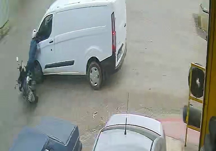 OSMANİYE’DE MİNİBÜSLE ÇARPIŞAN MOTOSİKLETLİ YARALANDI