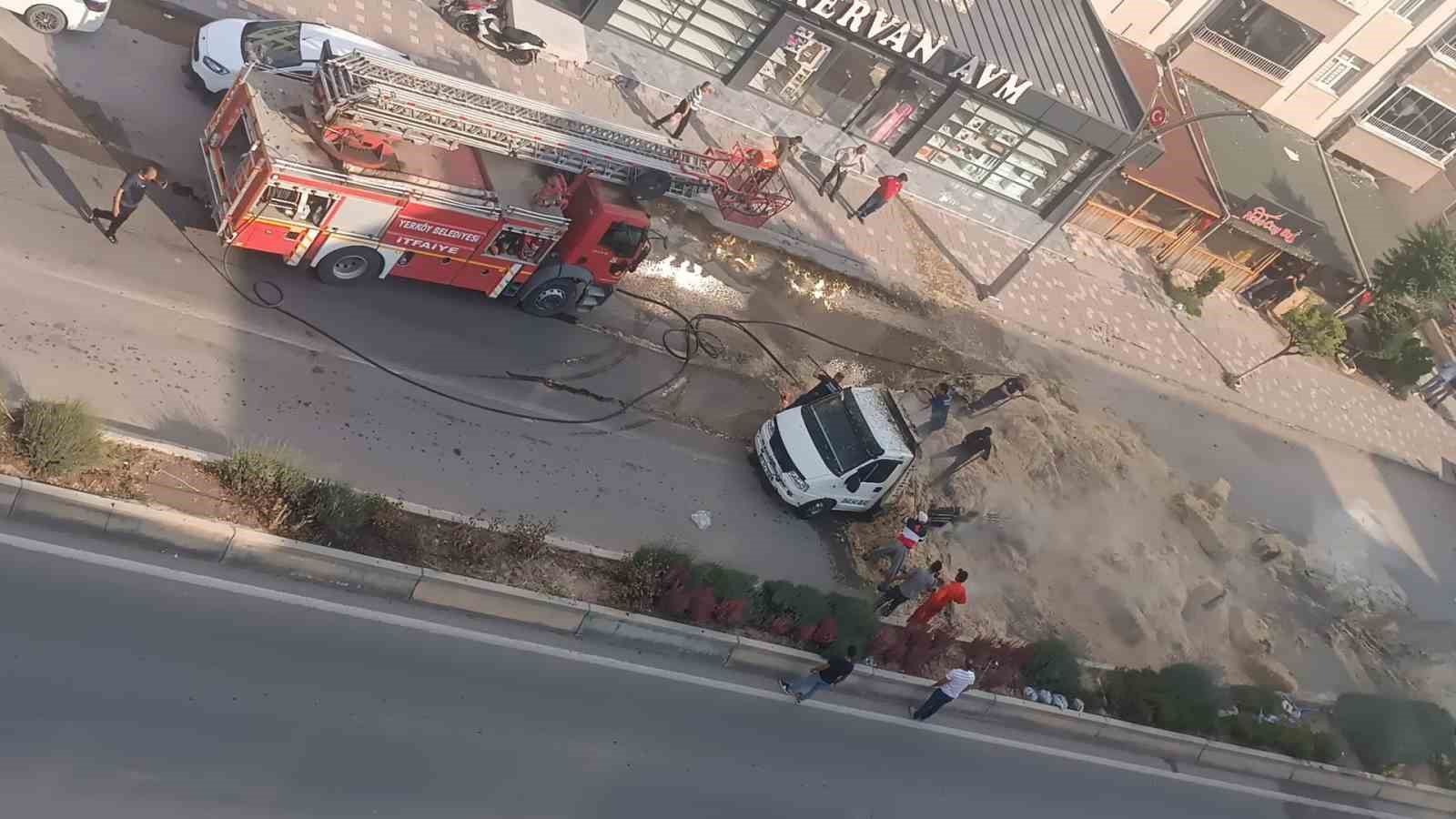 SAMAN YÜKLÜ KAMYON ALEV ALEV YANDI