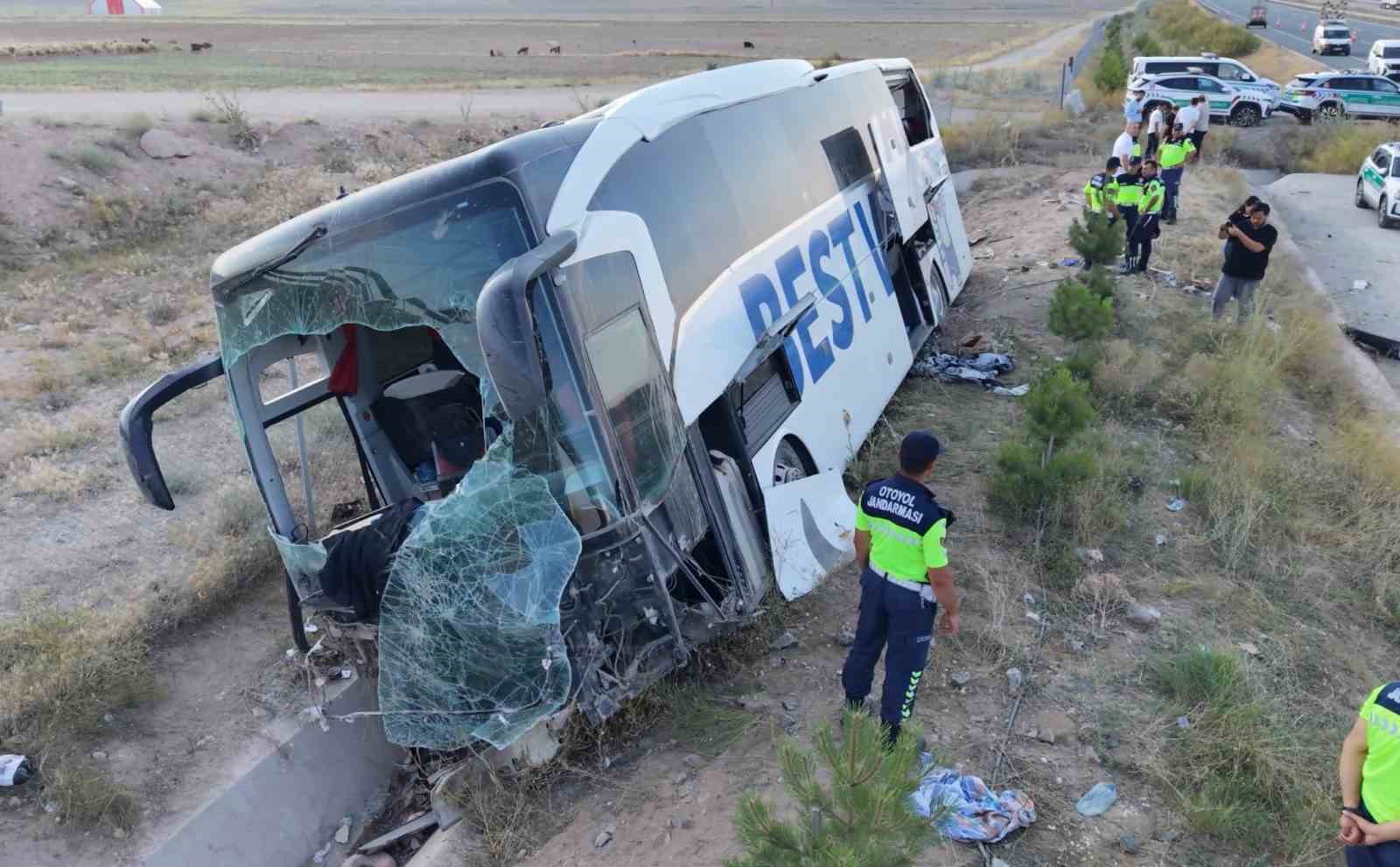 AKSARAY’DA YOLCU OTOBÜSÜ ŞARAMPOLE DEVRİLDİ: 44 YARALI