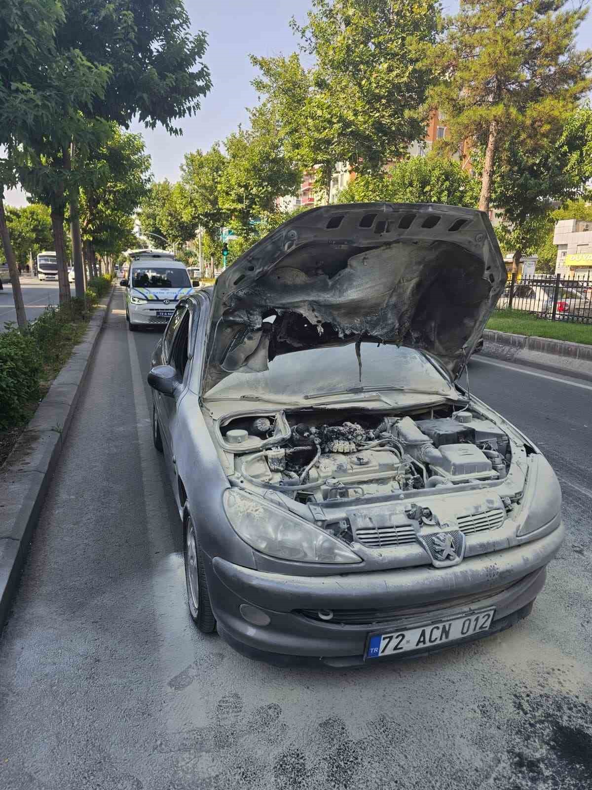 BATMAN’DA ARAÇ YANGINI VATANDAŞLARIN MÜDAHALESİYLE SÖNDÜRÜLDÜ