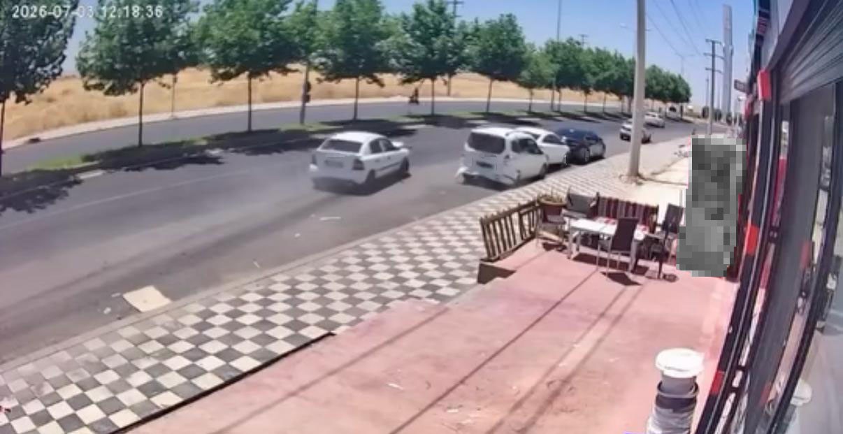 ARAÇLARIN SIRAYLA ÇARPIŞTIĞI KAZA KAMERADA