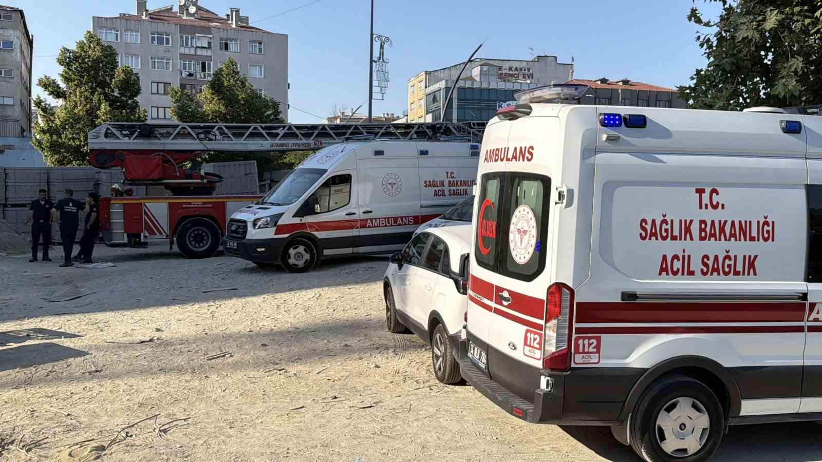 KÜÇÜKÇEKMECE’DE 3 AYDIR MAAŞ ALAMAYAN İŞÇİLER İNŞAATIN TEPESİNE ÇIKTILAR