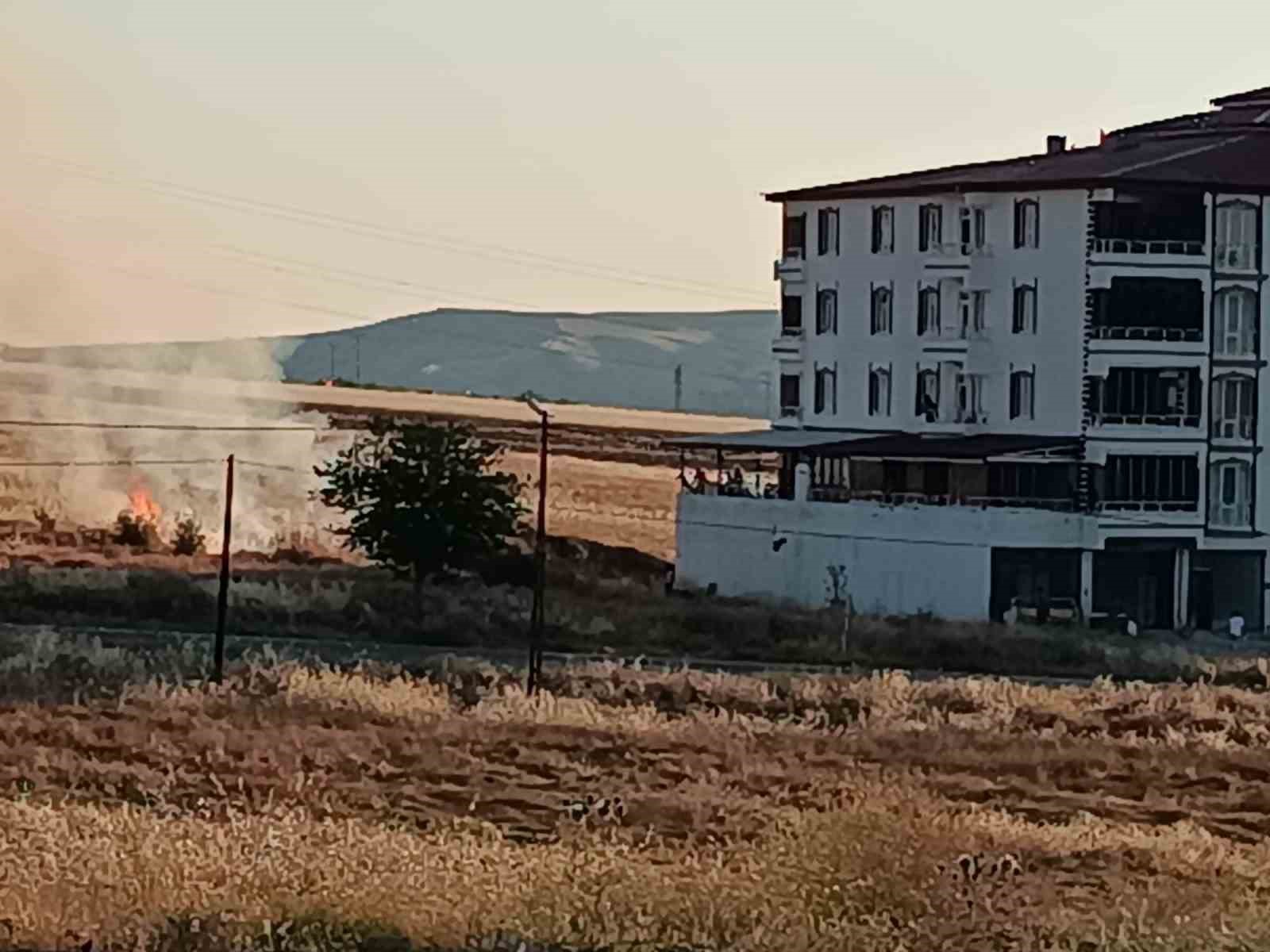 ELAZIĞ’DA BUĞDAY TARLASINDA YANGIN