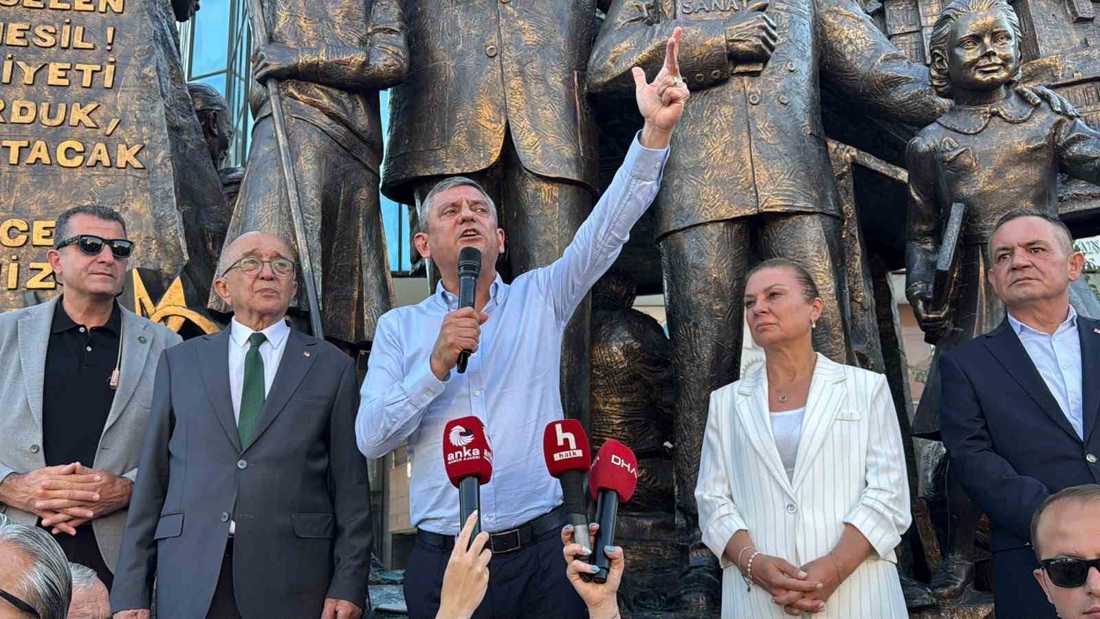 ÖZGÜR ÖZEL’DEN ’DİNİ DEĞERLERİ AŞAĞILAYAN’ DENİZ GÖKTAŞ’A DESTEK