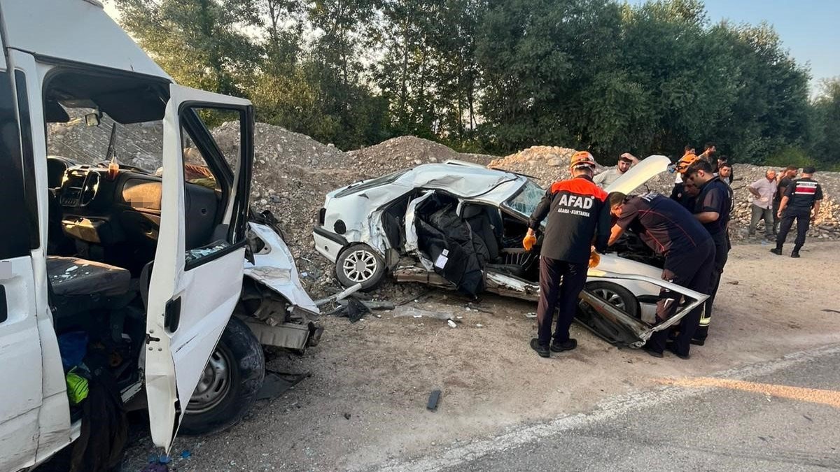 AMASYA’DA OTOMOBİL İLE MİNİBÜS ÇARPIŞTI: 1 ÖLÜ, 3 YARALI