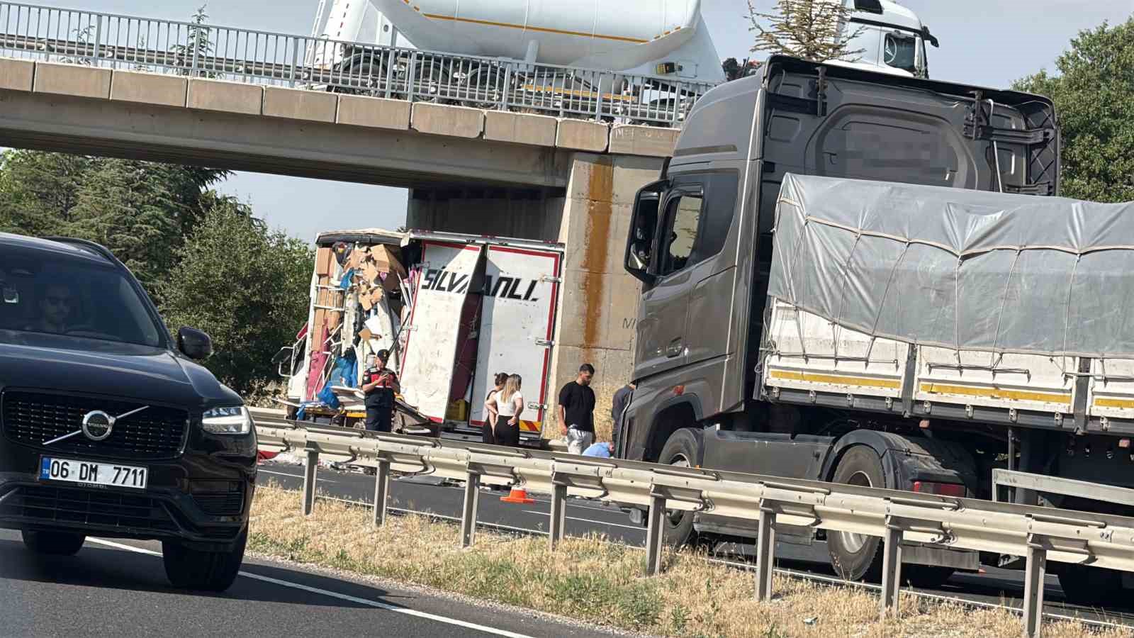 ARIZA YAPAN KAMYONETE ÇARPIP KAÇTI: 1 YARALI