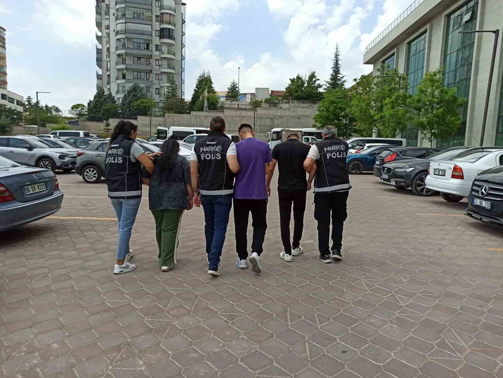 SOKAK SATICILARINA BÜYÜK DARBE: BİNLERCE UYUŞTURUCU HAP ELE GEÇİRİLDİ