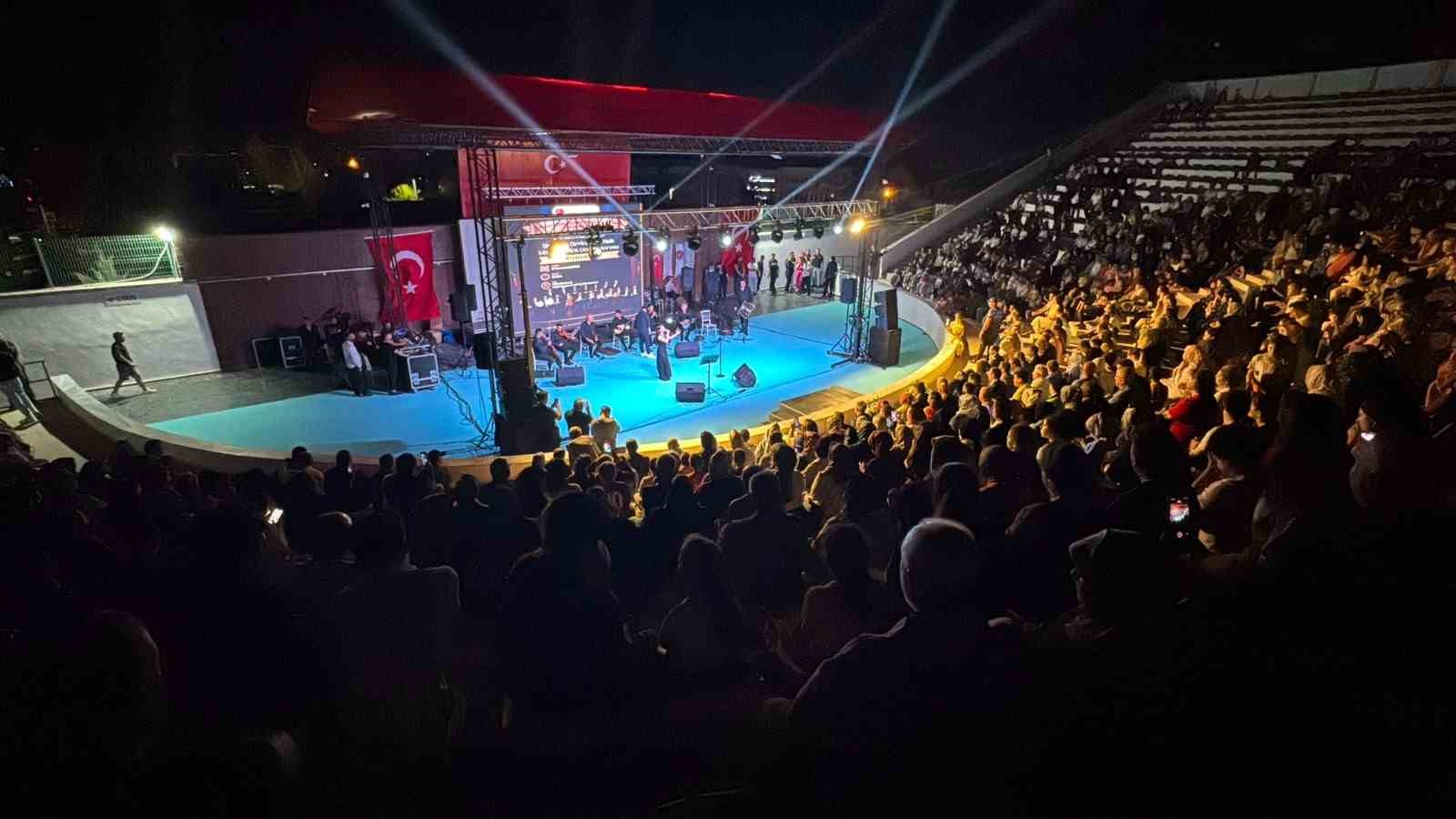 KİLİS’TE MİLLET BAHÇESİ’NDE AÇIK HAVA KONSERİNE YOĞUN İLGİ