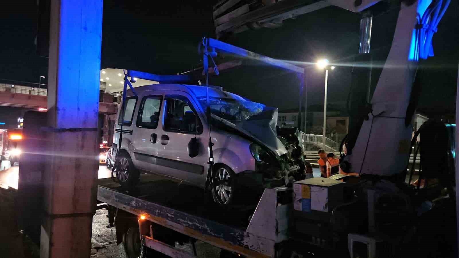 KÜÇÜKÇEKMECE’DE MAKAS ATAN SÜRÜCÜ KAZAYA SEBEP OLDU: 2 YARALI