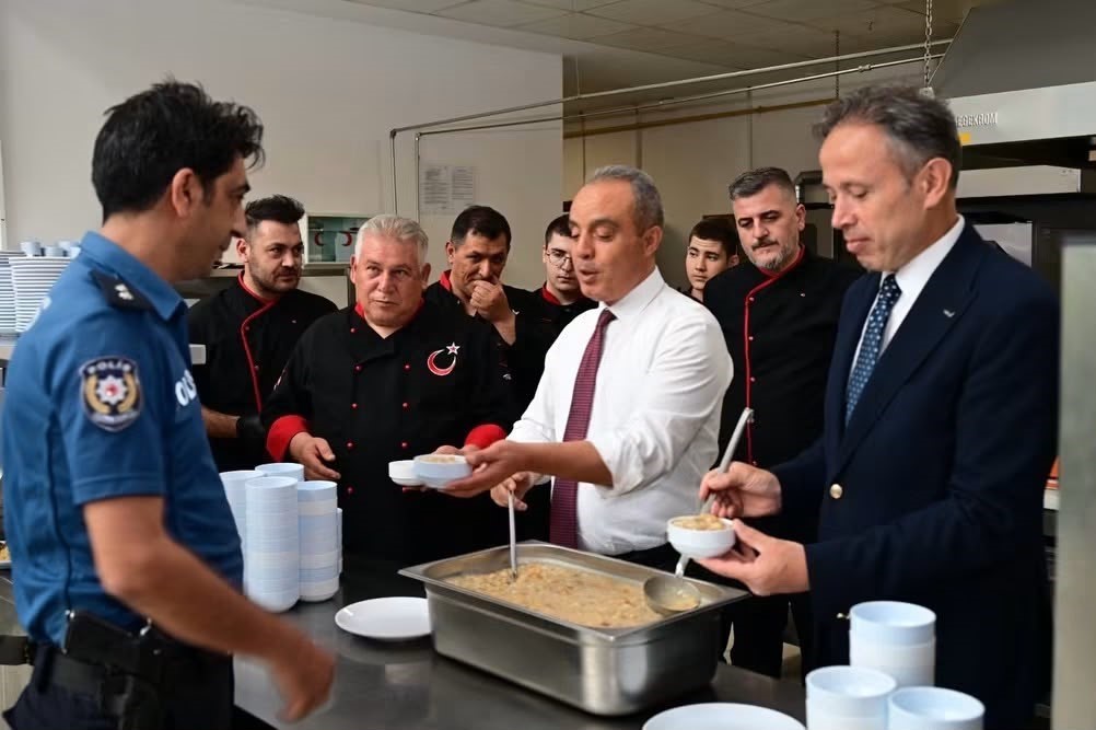 EROL PERSONELE AŞURE DAĞITTI