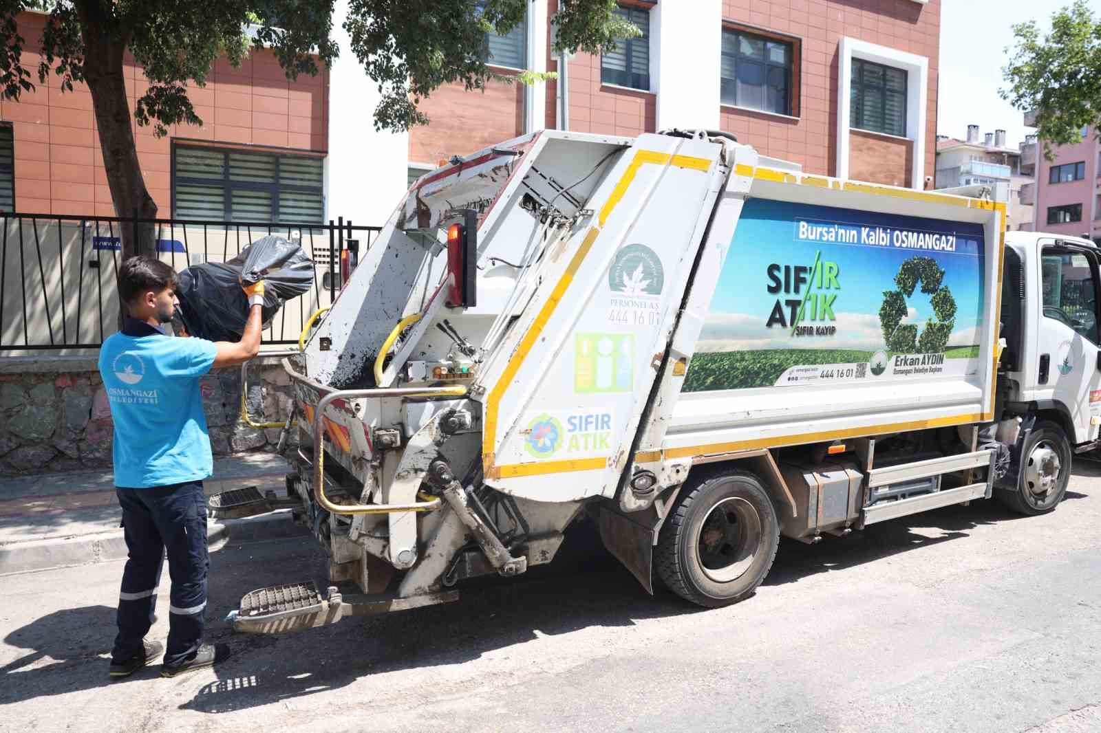 OSMANGAZİ’DE ÇÖP EVDEN 2,5 TON GERİ DÖNÜŞÜM ATIĞI ÇIKARILDI