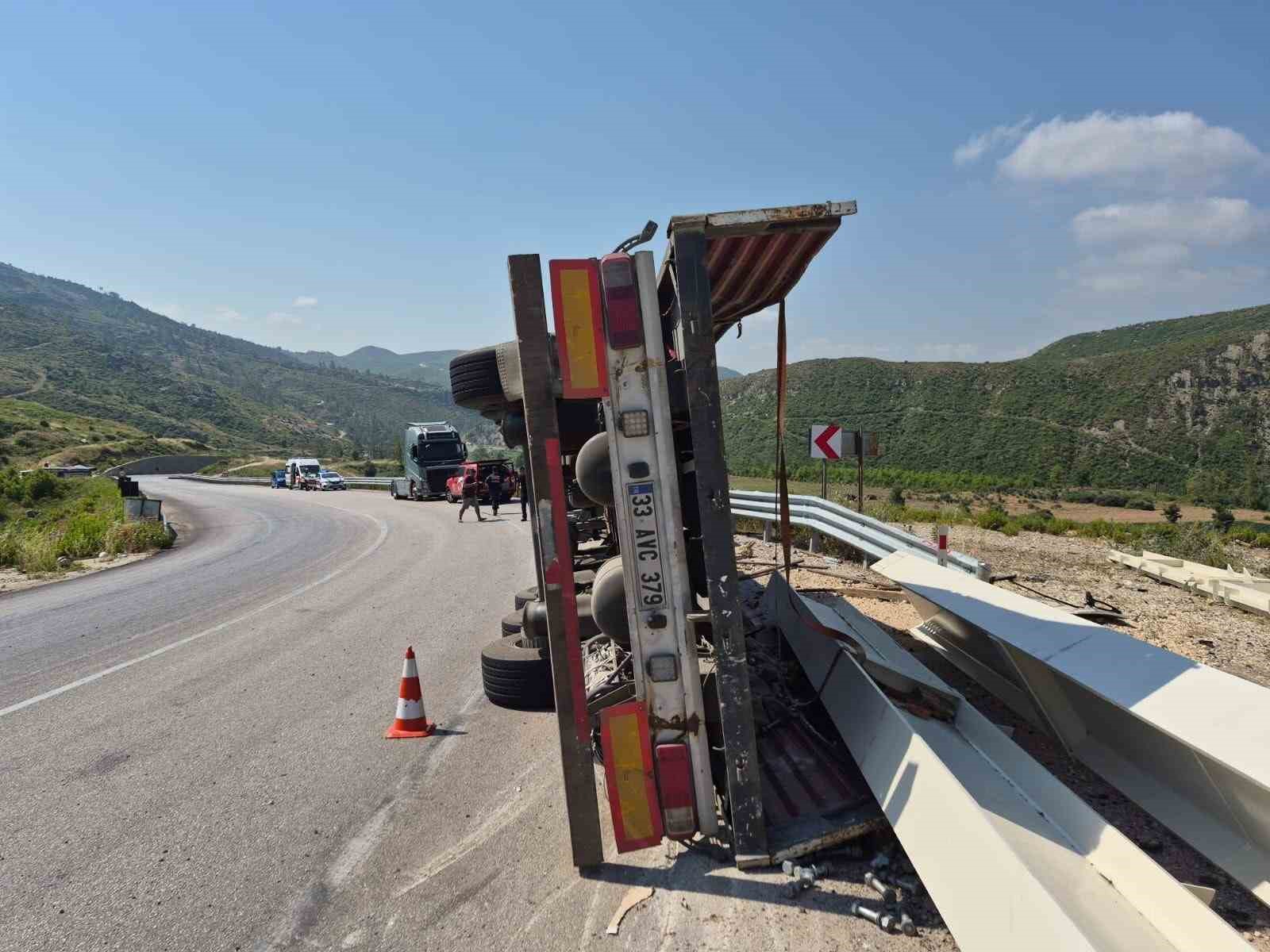 ANTALYA-KONYA YOLUNDA DEVRİLEN TIRIN SÜRÜCÜSÜ YARALANDI