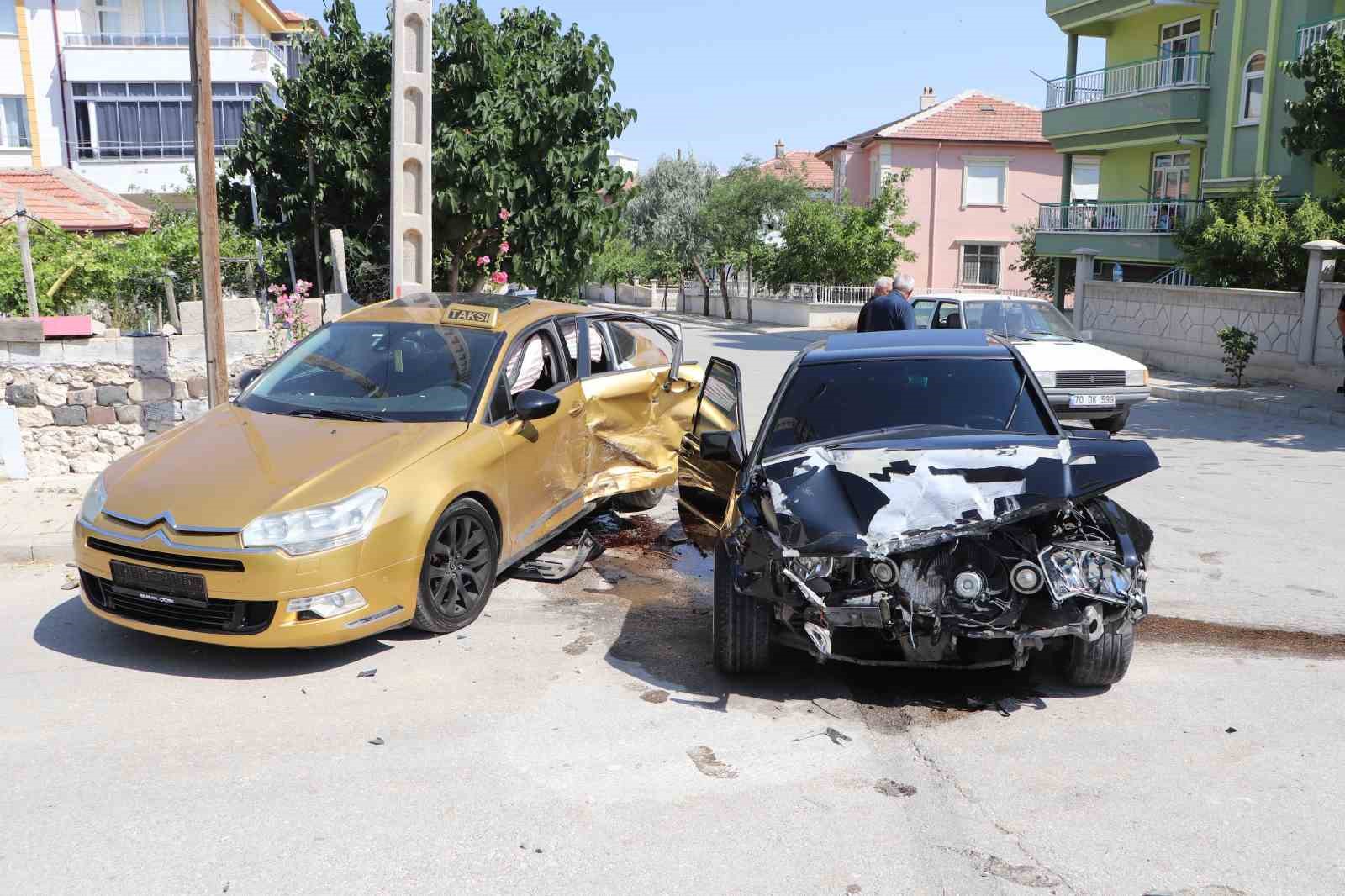 KARAMAN’DA İKİ OTOMOBİLİN ÇARPIŞTIĞI KAZADA 3 KİŞİ YARALANDI: KAZA ANI KAMERAYA YANSIDI