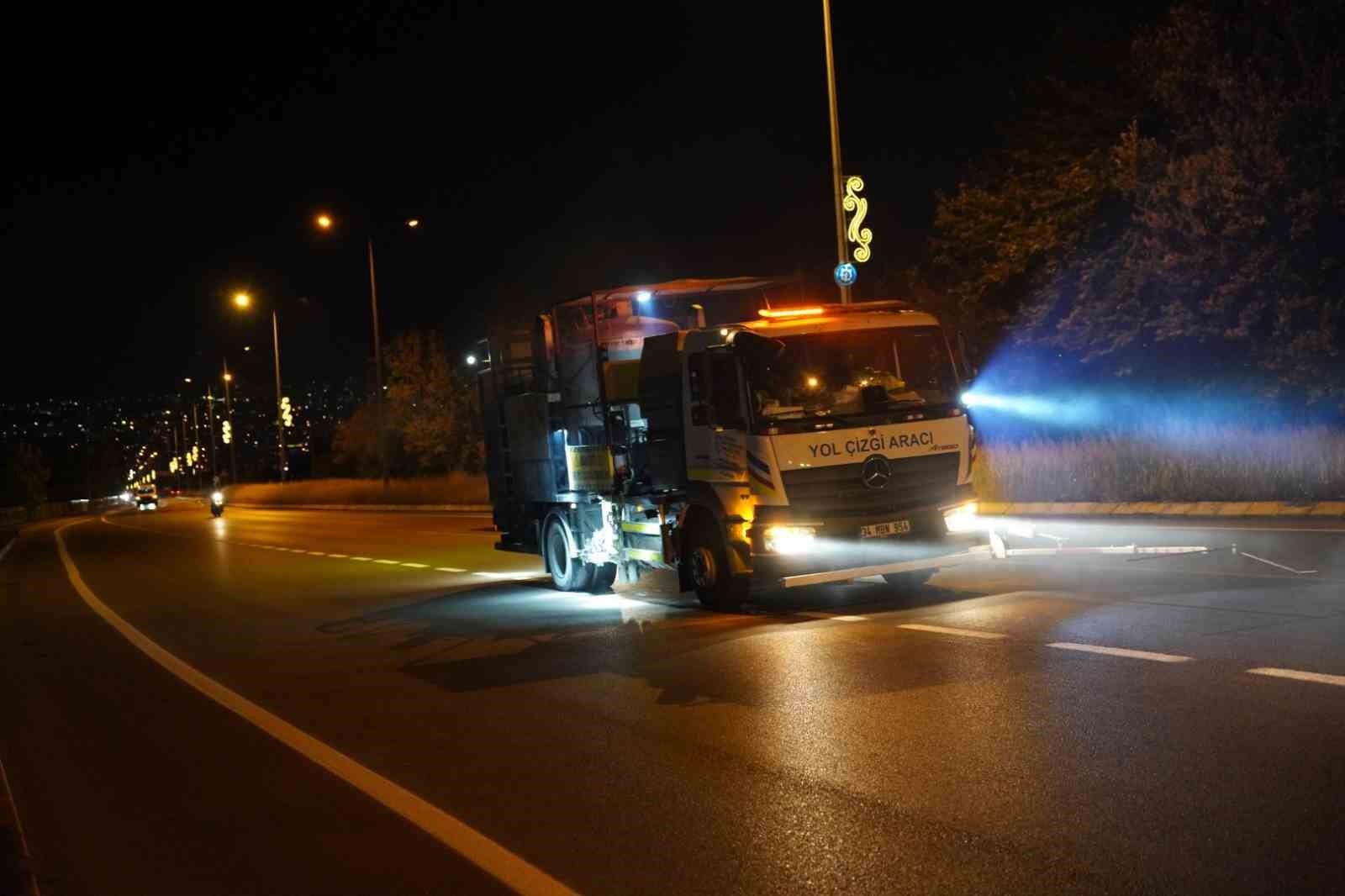 REFLEKTİF YOL ÇİZGİLERİYLE SÜRÜŞ GÜVENLİĞİ ARTIRILDI
