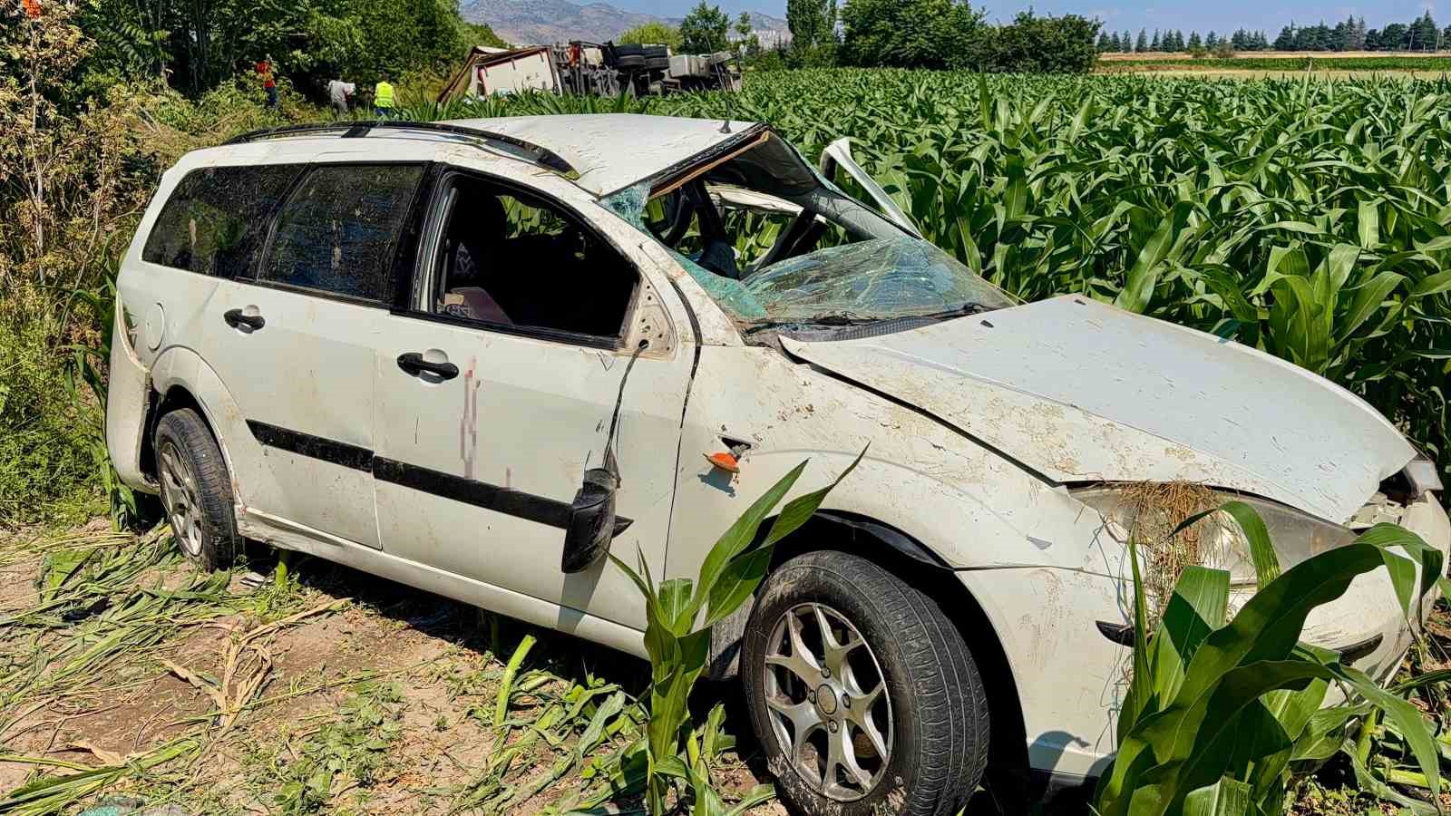KARGO ARACI OTOMOBİLLE ÇARPIŞTI: 5 YARALI