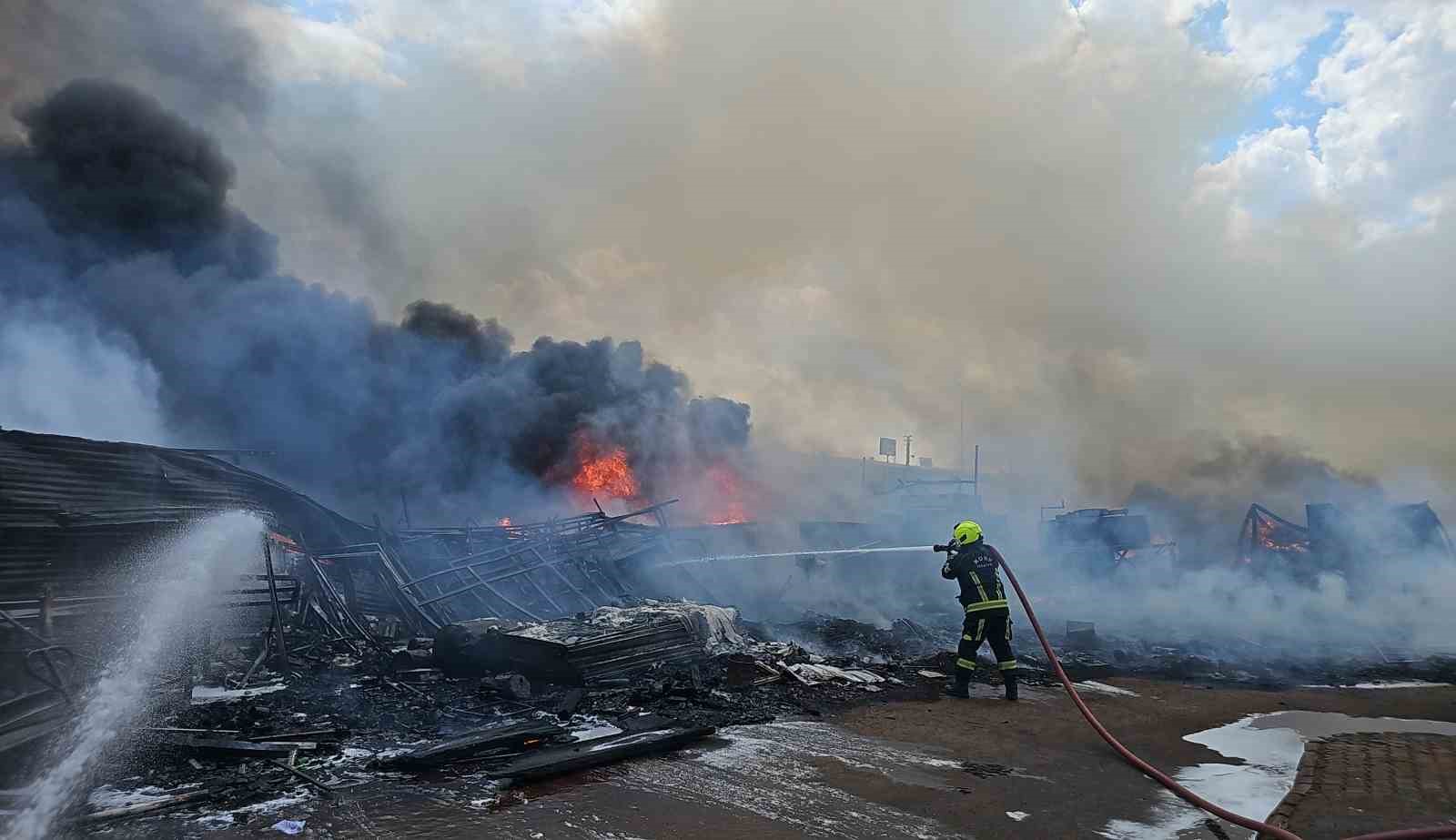 KAYSERİ’DEKİ HURDA YANGINI 2 SAATTE SÖNDÜRÜLDÜ